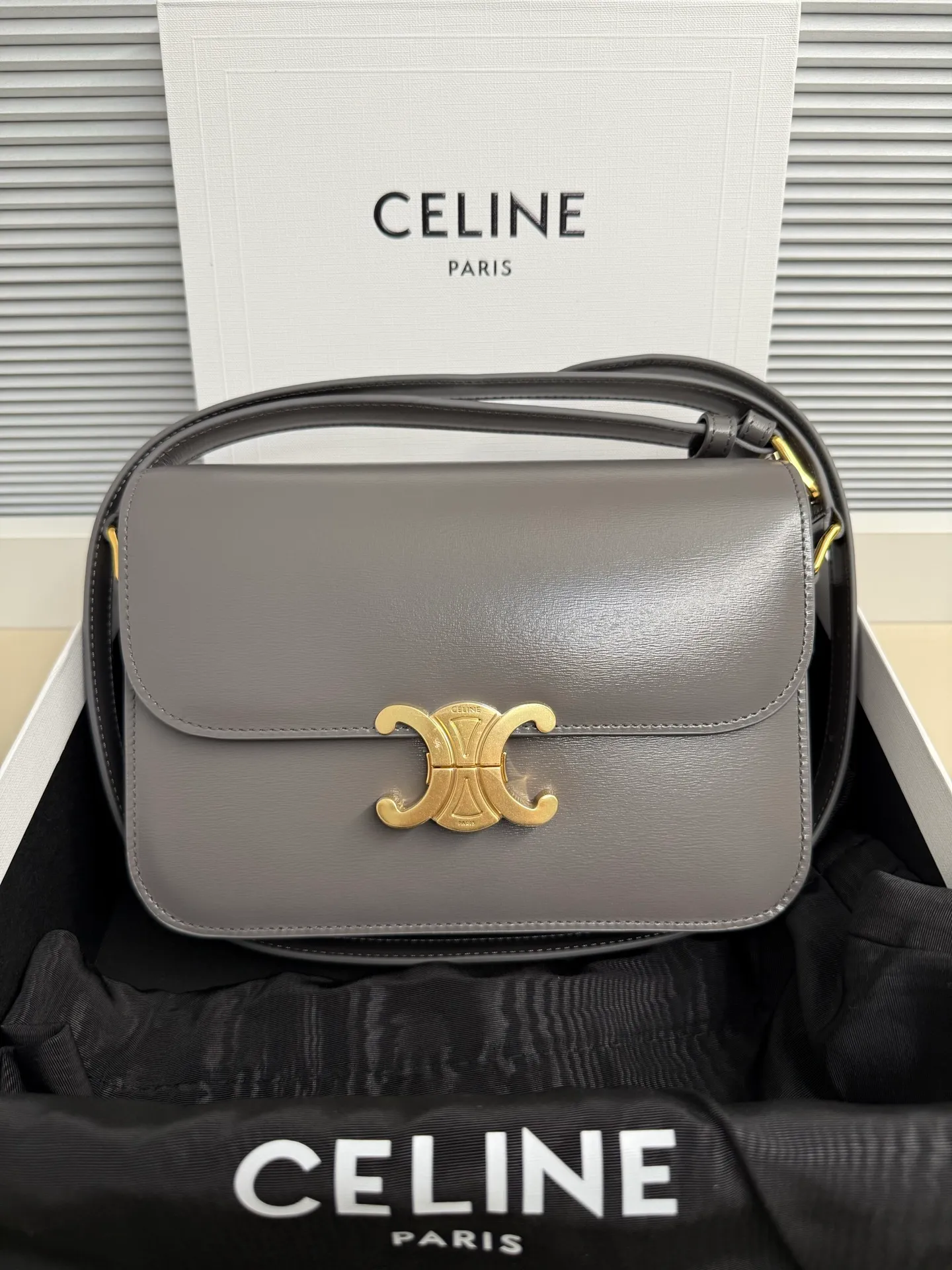p1760 The definition of the new concept of the Arc de Triomphe adds Parisian elements, retro style, noble temperament, is recognized again in the fashion field, and is loved by many stars. Classics are re-innovated, and the classic buckle exquisite design is once again reinvented. It is in line with the forefront of fashion ✔️ Pure sheepskin on the outside and pure sheepskin on the inside. The classic black gold is timeless and can be matched with any style. Size: Size: 22-16-8 Style number: 187366