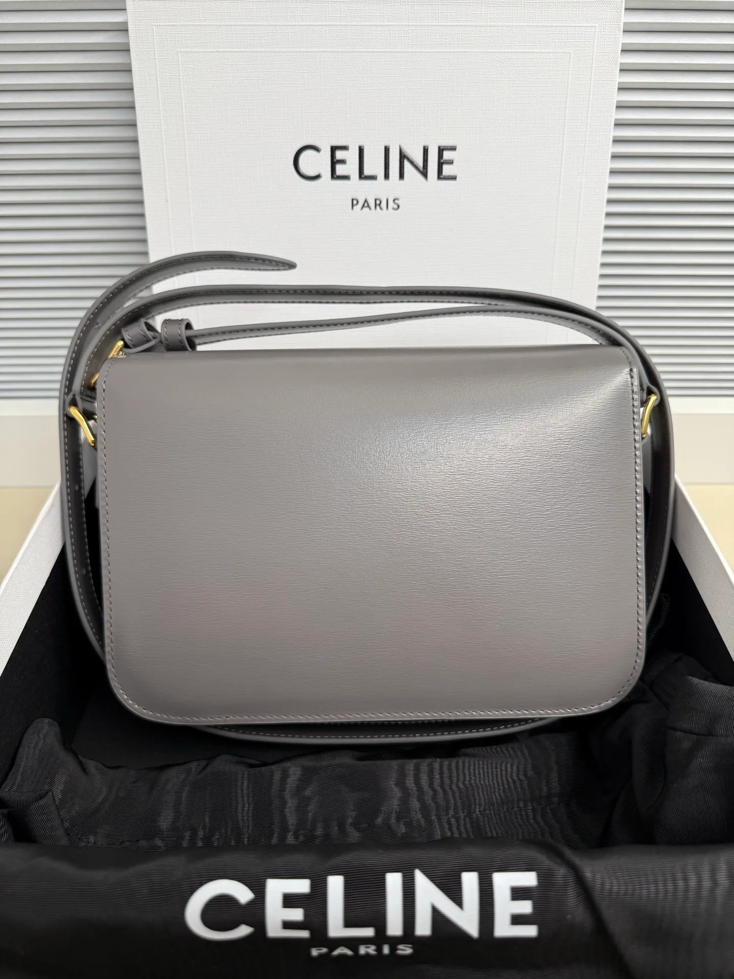 p1760 The definition of the new concept of the Arc de Triomphe adds Parisian elements, retro style, noble temperament, is recognized again in the fashion field, and is loved by many stars. Classics are re-innovated, and the classic buckle exquisite design is once again reinvented. It is in line with the forefront of fashion ✔️ Pure sheepskin on the outside and pure sheepskin on the inside. The classic black gold is timeless and can be matched with any style. Size: Size: 22-16-8 Style number: 187366
