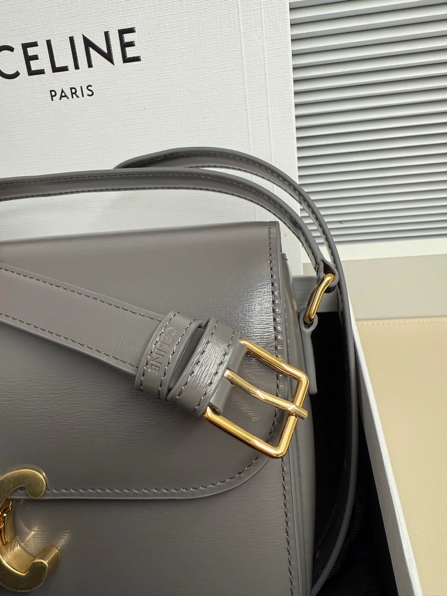 p1760 The definition of the new concept of the Arc de Triomphe adds Parisian elements, retro style, noble temperament, is recognized again in the fashion field, and is loved by many stars. Classics are re-innovated, and the classic buckle exquisite design is once again reinvented. It is in line with the forefront of fashion ✔️ Pure sheepskin on the outside and pure sheepskin on the inside. The classic black gold is timeless and can be matched with any style. Size: Size: 22-16-8 Style number: 187366