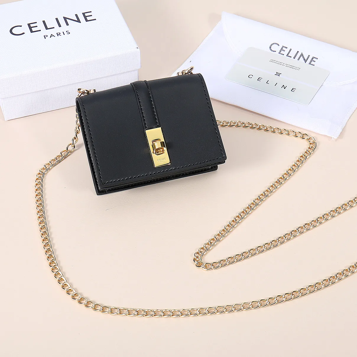 💰140, Celine’s latest chain card holder, TRIOMPHE flip chain card holder, can be worn cross-body, classic cowhide with plain microfiber interior, rotating lock closure, 1 thickened main compartment, 2 inner card slots. No.: 10M472 Size: 10.5x8.5x3 cm