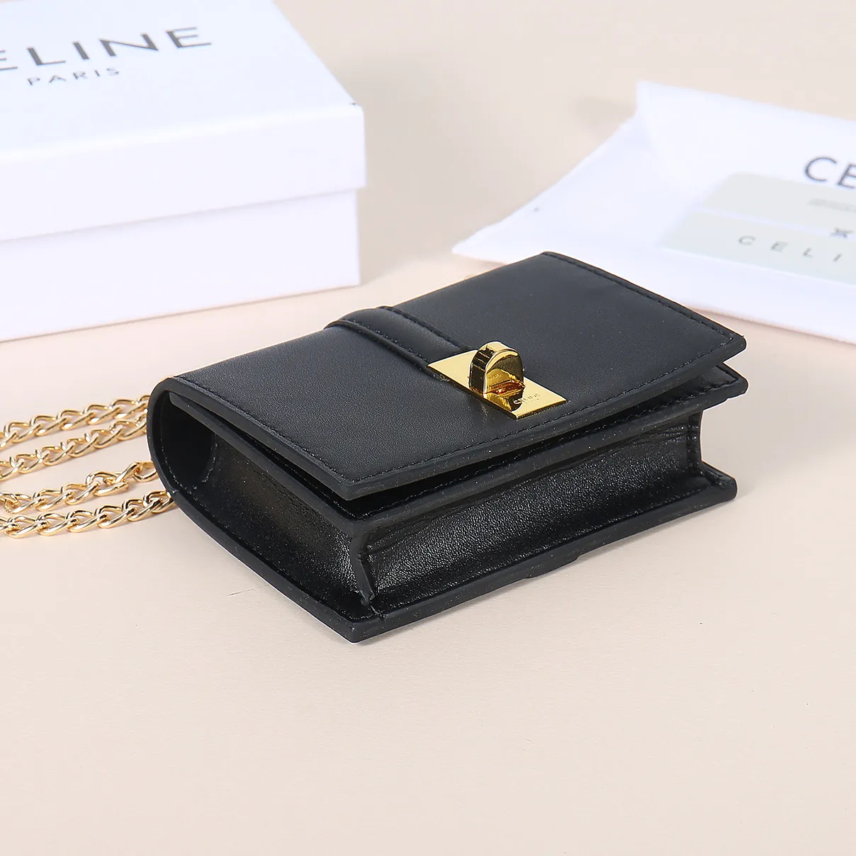 💰140, Celine’s latest chain card holder, TRIOMPHE flip chain card holder, can be worn cross-body, classic cowhide with plain microfiber interior, rotating lock closure, 1 thickened main compartment, 2 inner card slots. No.: 10M472 Size: 10.5x8.5x3 cm