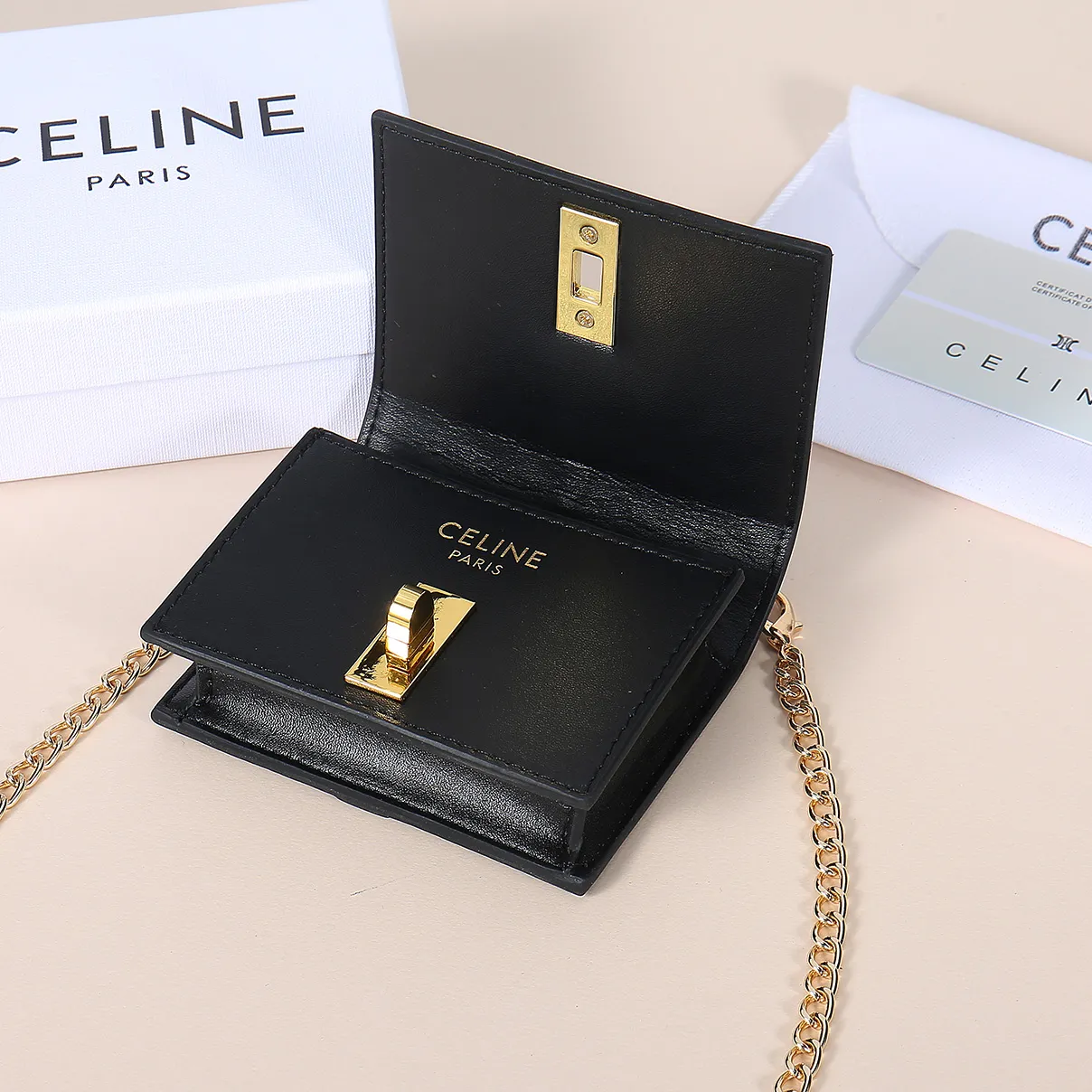 💰140, Celine’s latest chain card holder, TRIOMPHE flip chain card holder, can be worn cross-body, classic cowhide with plain microfiber interior, rotating lock closure, 1 thickened main compartment, 2 inner card slots. No.: 10M472 Size: 10.5x8.5x3 cm