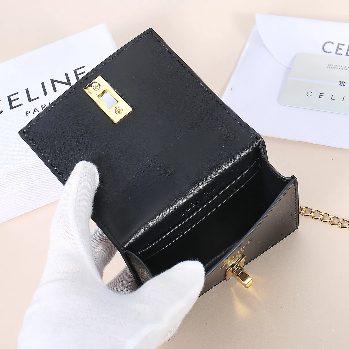 💰140, Celine’s latest chain card holder, TRIOMPHE flip chain card holder, can be worn cross-body, classic cowhide with plain microfiber interior, rotating lock closure, 1 thickened main compartment, 2 inner card slots. No.: 10M472 Size: 10.5x8.5x3 cm