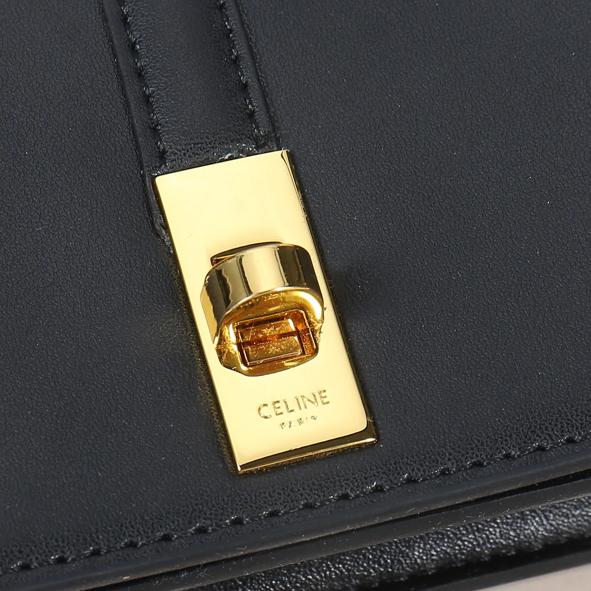 💰140, Celine’s latest chain card holder, TRIOMPHE flip chain card holder, can be worn cross-body, classic cowhide with plain microfiber interior, rotating lock closure, 1 thickened main compartment, 2 inner card slots. No.: 10M472 Size: 10.5x8.5x3 cm