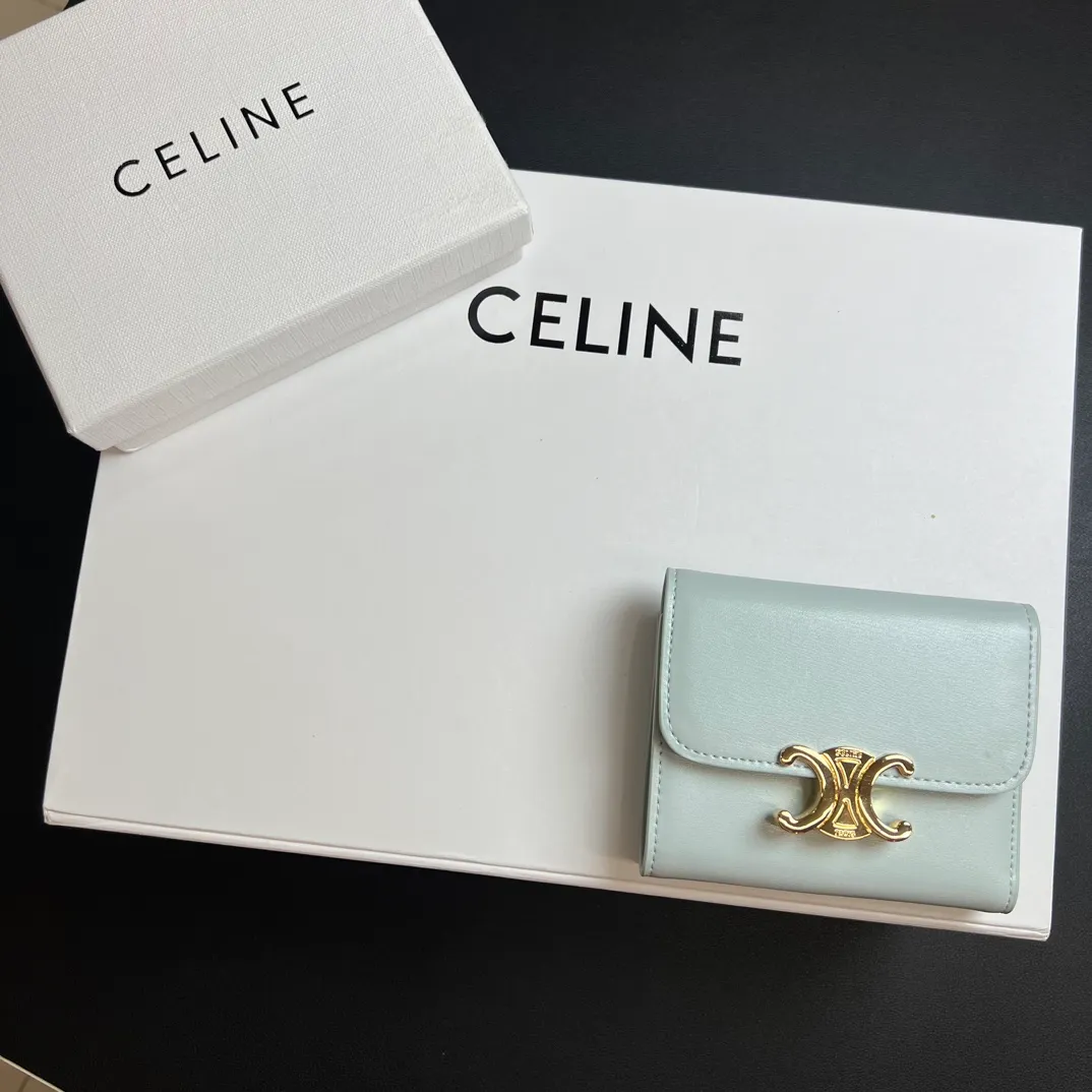 💰150 💎Top quality 🇫🇷 Lake blue💓 𝗖𝗘𝗟𝗜𝗡𝗘 Arc de Triomphe wallet 2-in-1, full calfskin, two-layer leather, non-super transferable ‼ ️ Celine’s new glossy cow leather short coin purse ❤️ TRIOMPHE metallic snaps A small item that enhances taste, a classic and popular model. It is good-looking and easy to use. It is small and portable. All kinds of bank cards and ID documents are easy to throw around. You no longer have to worry about not being able to find it. It is a daily essential item. 5 card slots, 1 banknote slot, 1 detachable card pocket. It is really full of everything even though it is small~ The wallet can be used for a long time without losing any money. The high-end packaging also gives you face, so go ahead. Model: 10l653DS3 / 16332 /10I653 Size: 9.5��7.5×3cm
