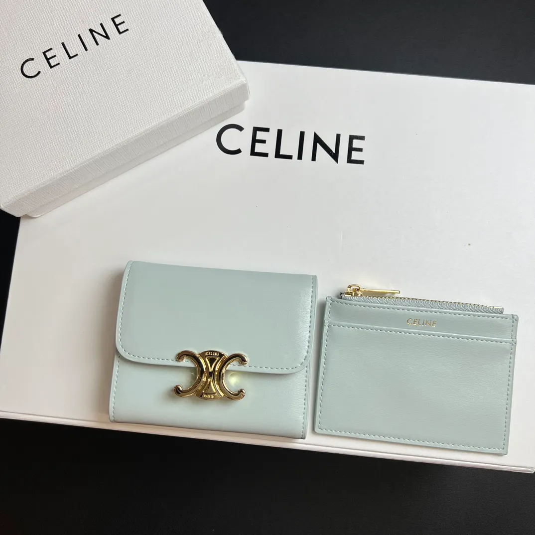 💰150 💎Top quality 🇫🇷 Lake blue💓 𝗖𝗘𝗟𝗜𝗡𝗘 Arc de Triomphe wallet 2-in-1, full calfskin, two-layer leather, non-super transferable ‼ ️ Celine’s new glossy cow leather short coin purse ❤️ TRIOMPHE metallic snaps A small item that enhances taste, a classic and popular model. It is good-looking and easy to use. It is small and portable. All kinds of bank cards and ID documents are easy to throw around. You no longer have to worry about not being able to find it. It is a daily essential item. 5 card slots, 1 banknote slot, 1 detachable card pocket. It is really full of everything even though it is small~ The wallet can be used for a long time without losing any money. The high-end packaging also gives you face, so go ahead. Model: 10l653DS3 / 16332 /10I653 Size: 9.5��7.5×3cm