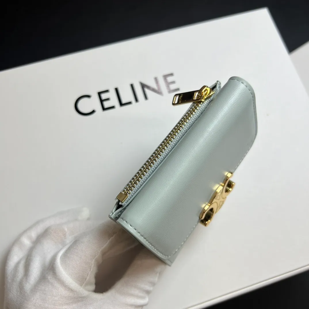 💰150 💎Top quality 🇫🇷 Lake blue💓 𝗖𝗘𝗟𝗜𝗡𝗘 Arc de Triomphe wallet 2-in-1, full calfskin, two-layer leather, non-super transferable ‼ ️ Celine’s new glossy cow leather short coin purse ❤️ TRIOMPHE metallic snaps A small item that enhances taste, a classic and popular model. It is good-looking and easy to use. It is small and portable. All kinds of bank cards and ID documents are easy to throw around. You no longer have to worry about not being able to find it. It is a daily essential item. 5 card slots, 1 banknote slot, 1 detachable card pocket. It is really full of everything even though it is small~ The wallet can be used for a long time without losing any money. The high-end packaging also gives you face, so go ahead. Model: 10l653DS3 / 16332 /10I653 Size: 9.5��7.5×3cm