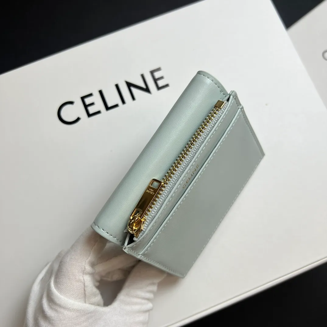 💰150 💎Top quality 🇫🇷 Lake blue💓 𝗖𝗘𝗟𝗜𝗡𝗘 Arc de Triomphe wallet 2-in-1, full calfskin, two-layer leather, non-super transferable ‼ ️ Celine’s new glossy cow leather short coin purse ❤️ TRIOMPHE metallic snaps A small item that enhances taste, a classic and popular model. It is good-looking and easy to use. It is small and portable. All kinds of bank cards and ID documents are easy to throw around. You no longer have to worry about not being able to find it. It is a daily essential item. 5 card slots, 1 banknote slot, 1 detachable card pocket. It is really full of everything even though it is small~ The wallet can be used for a long time without losing any money. The high-end packaging also gives you face, so go ahead. Model: 10l653DS3 / 16332 /10I653 Size: 9.5��7.5×3cm