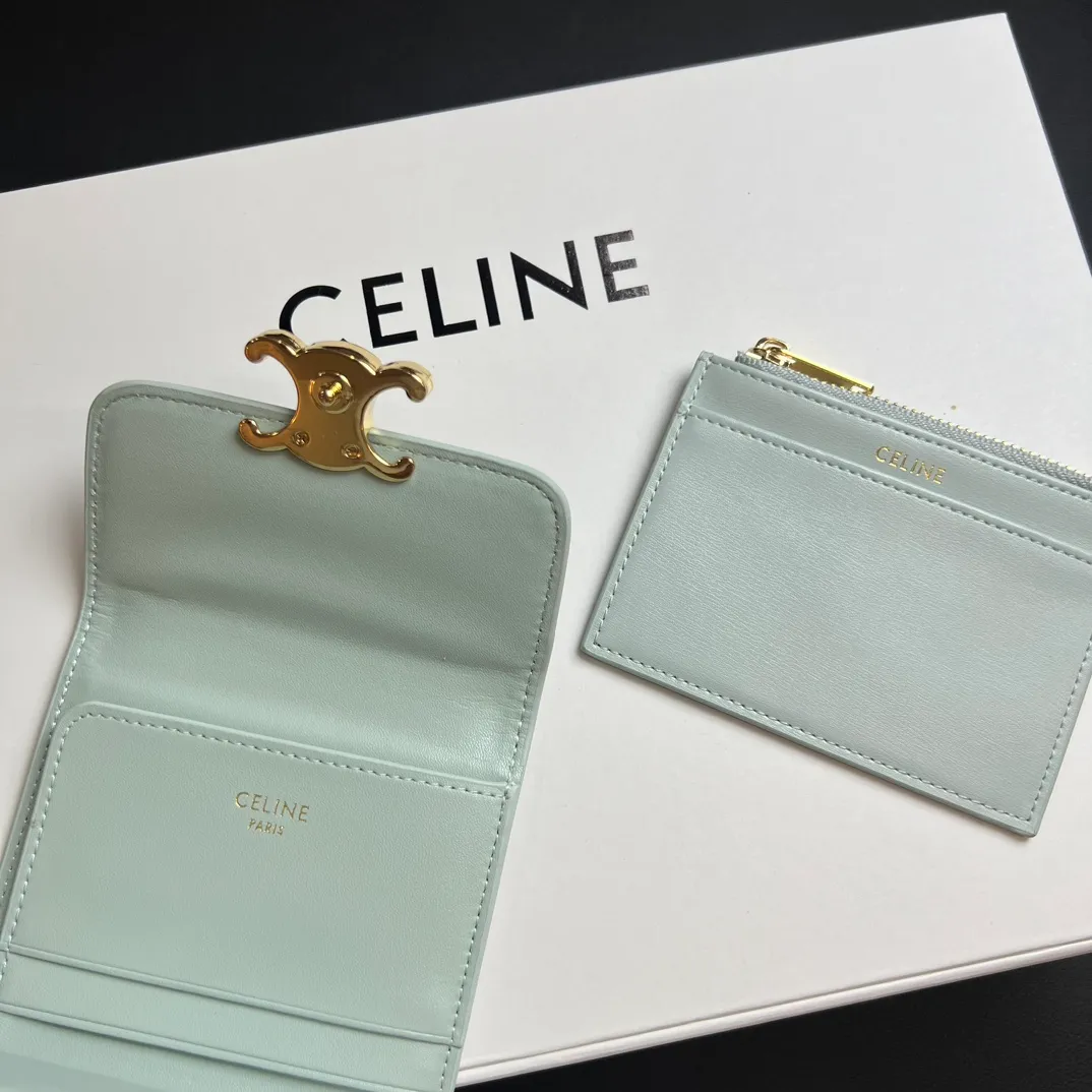 💰150 💎Top quality 🇫🇷 Lake blue💓 𝗖𝗘𝗟𝗜𝗡𝗘 Arc de Triomphe wallet 2-in-1, full calfskin, two-layer leather, non-super transferable ‼ ️ Celine’s new glossy cow leather short coin purse ❤️ TRIOMPHE metallic snaps A small item that enhances taste, a classic and popular model. It is good-looking and easy to use. It is small and portable. All kinds of bank cards and ID documents are easy to throw around. You no longer have to worry about not being able to find it. It is a daily essential item. 5 card slots, 1 banknote slot, 1 detachable card pocket. It is really full of everything even though it is small~ The wallet can be used for a long time without losing any money. The high-end packaging also gives you face, so go ahead. Model: 10l653DS3 / 16332 /10I653 Size: 9.5��7.5×3cm