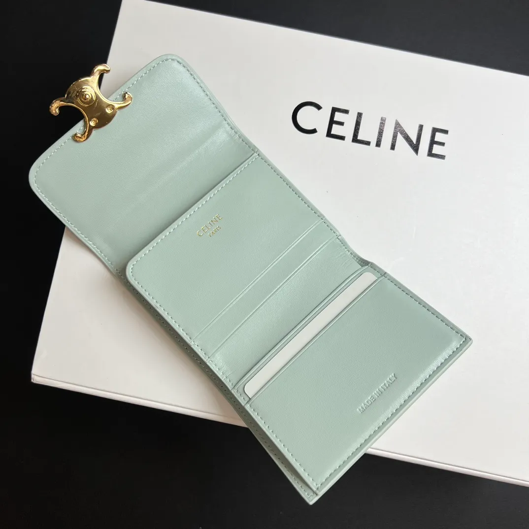 💰150 💎Top quality 🇫🇷 Lake blue💓 𝗖𝗘𝗟𝗜𝗡𝗘 Arc de Triomphe wallet 2-in-1, full calfskin, two-layer leather, non-super transferable ‼ ️ Celine’s new glossy cow leather short coin purse ❤️ TRIOMPHE metallic snaps A small item that enhances taste, a classic and popular model. It is good-looking and easy to use. It is small and portable. All kinds of bank cards and ID documents are easy to throw around. You no longer have to worry about not being able to find it. It is a daily essential item. 5 card slots, 1 banknote slot, 1 detachable card pocket. It is really full of everything even though it is small~ The wallet can be used for a long time without losing any money. The high-end packaging also gives you face, so go ahead. Model: 10l653DS3 / 16332 /10I653 Size: 9.5��7.5×3cm