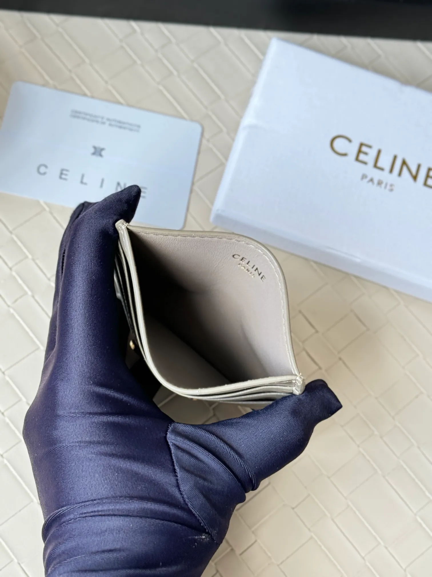 💰100 super mini card holder CELINE's new embossed logo card holder, made of first-layer cowhide, two card slots + one middle pocket Style number: 10L833 Size: 10.5×7cm