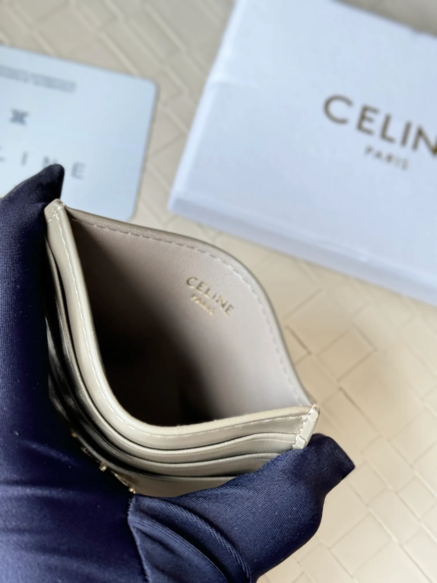 💰100 super mini card holder CELINE's new embossed logo card holder, made of first-layer cowhide, two card slots + one middle pocket Style number: 10L833 Size: 10.5×7cm