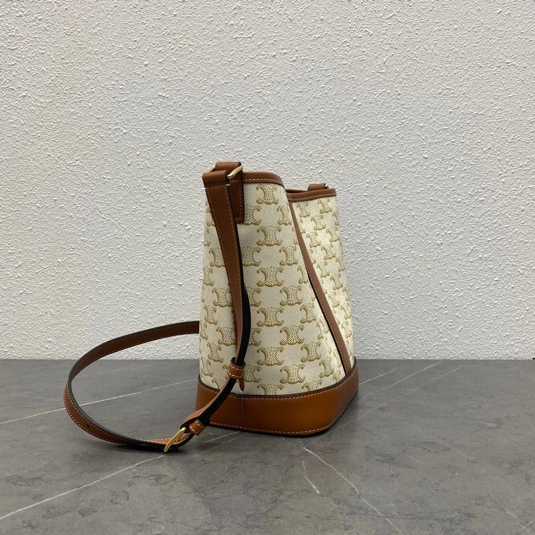 TRIOMPHE FOLCO new spring and summer off-white presbyopic series, still classic, not out of date. Large enough space. The material is wear-resistant. Style number: 191442 off-white, yellow, brown and brown. Small size: bag opening 26×height 22×width 13