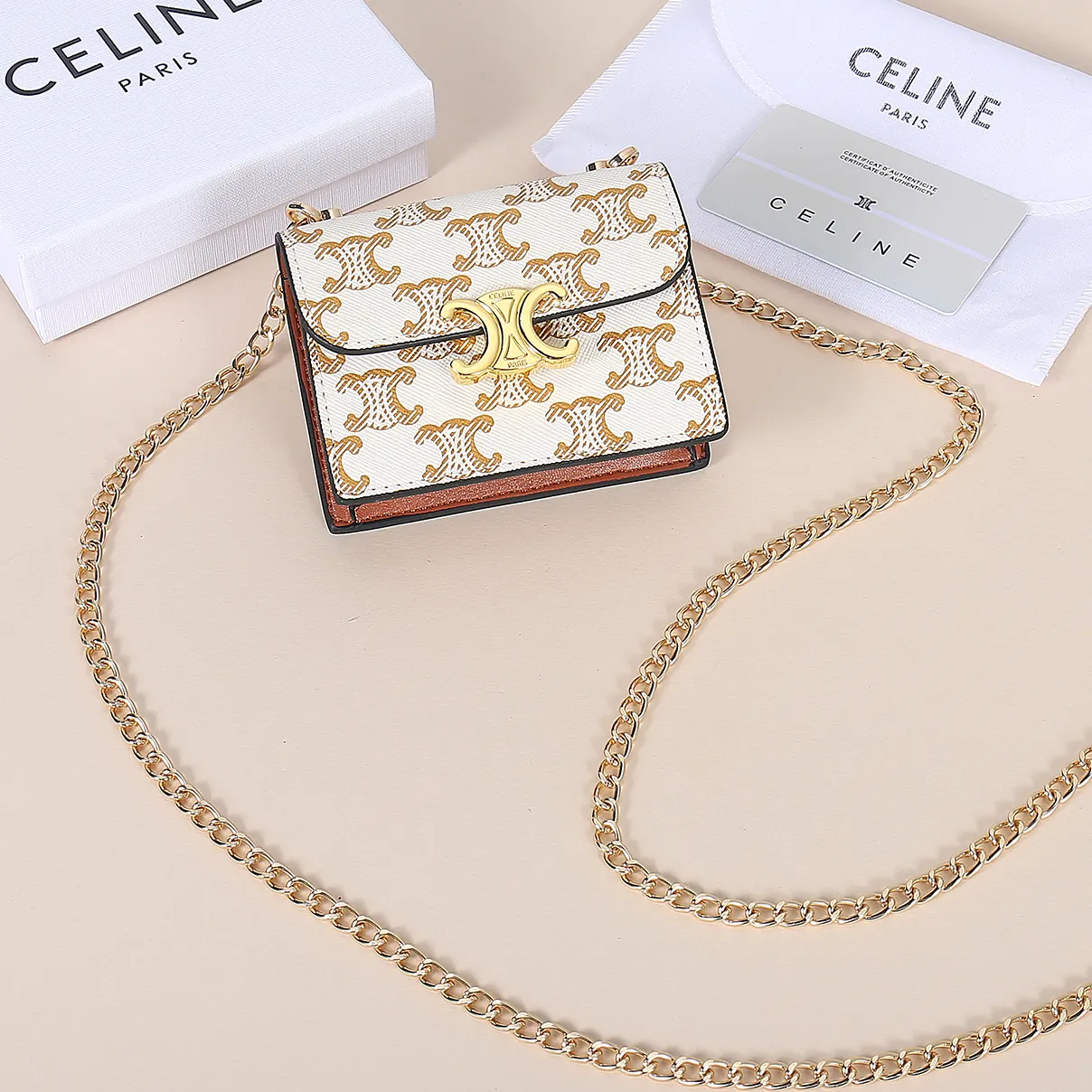 💰140, Celine’s new chain TRIOMPHE business card bag, which can be worn cross-body, has a classic pattern with plain microfiber on the inside, gold-finished TRIOMPHE metal snap closure, 1 thickened main compartment, and 3 inner card slots. No.: 10N062 Size: 10.5x8.5x3 cm