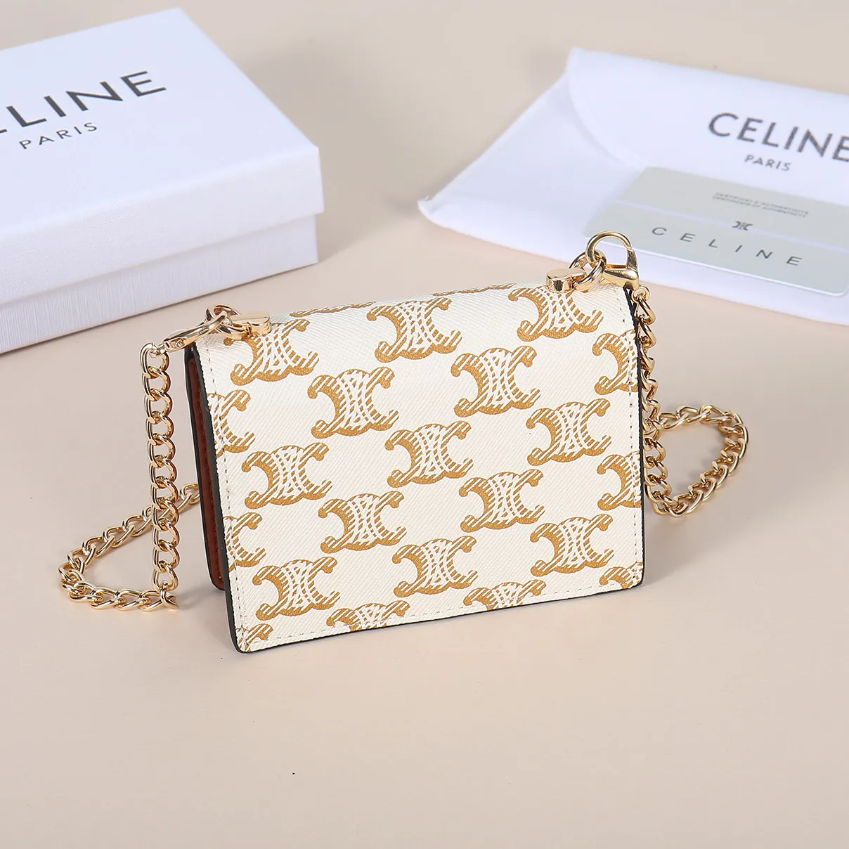 💰140, Celine’s new chain TRIOMPHE business card bag, which can be worn cross-body, has a classic pattern with plain microfiber on the inside, gold-finished TRIOMPHE metal snap closure, 1 thickened main compartment, and 3 inner card slots. No.: 10N062 Size: 10.5x8.5x3 cm