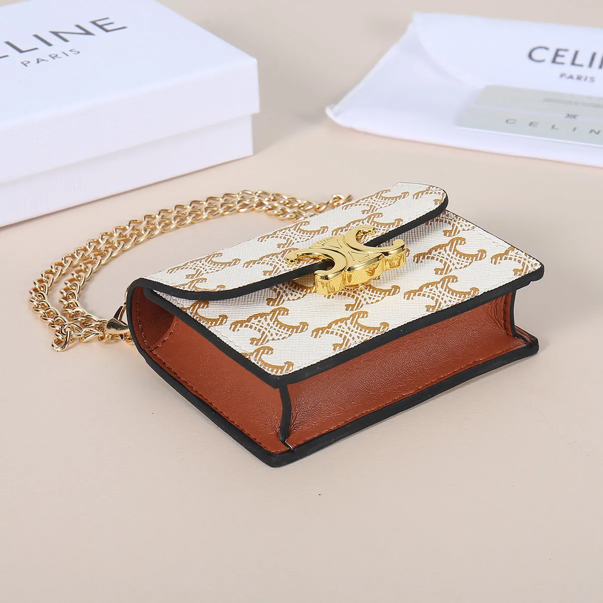 💰140, Celine’s new chain TRIOMPHE business card bag, which can be worn cross-body, has a classic pattern with plain microfiber on the inside, gold-finished TRIOMPHE metal snap closure, 1 thickened main compartment, and 3 inner card slots. No.: 10N062 Size: 10.5x8.5x3 cm