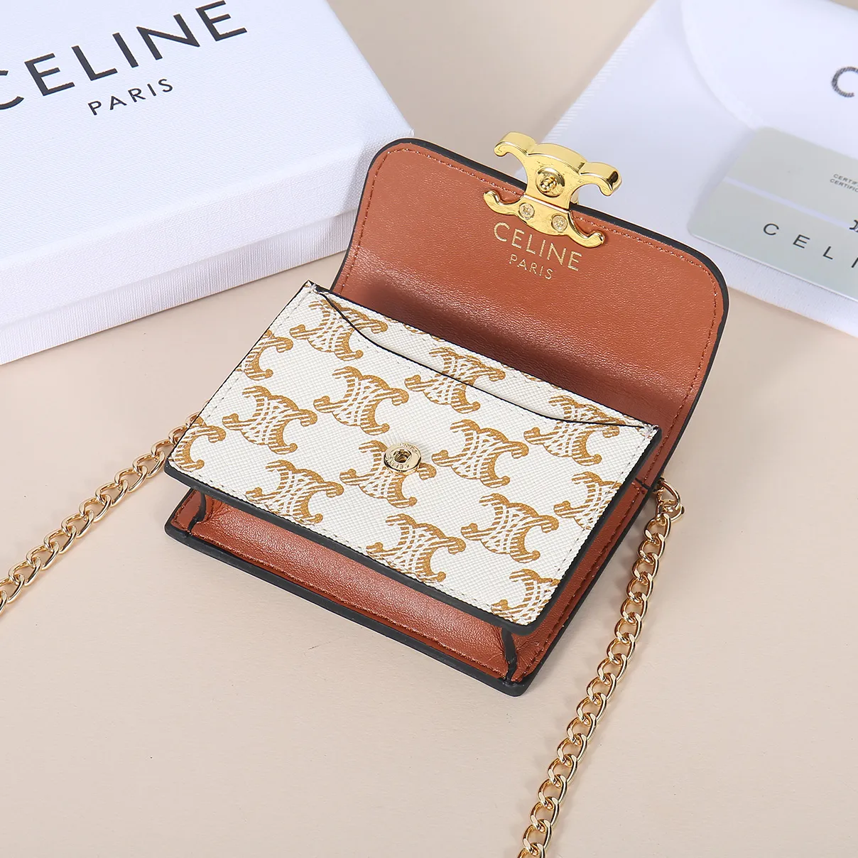 💰140, Celine’s new chain TRIOMPHE business card bag, which can be worn cross-body, has a classic pattern with plain microfiber on the inside, gold-finished TRIOMPHE metal snap closure, 1 thickened main compartment, and 3 inner card slots. No.: 10N062 Size: 10.5x8.5x3 cm