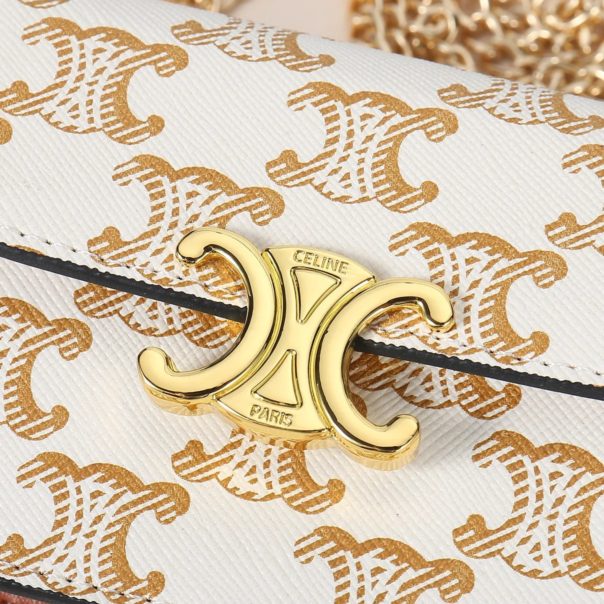 💰140, Celine’s new chain TRIOMPHE business card bag, which can be worn cross-body, has a classic pattern with plain microfiber on the inside, gold-finished TRIOMPHE metal snap closure, 1 thickened main compartment, and 3 inner card slots. No.: 10N062 Size: 10.5x8.5x3 cm