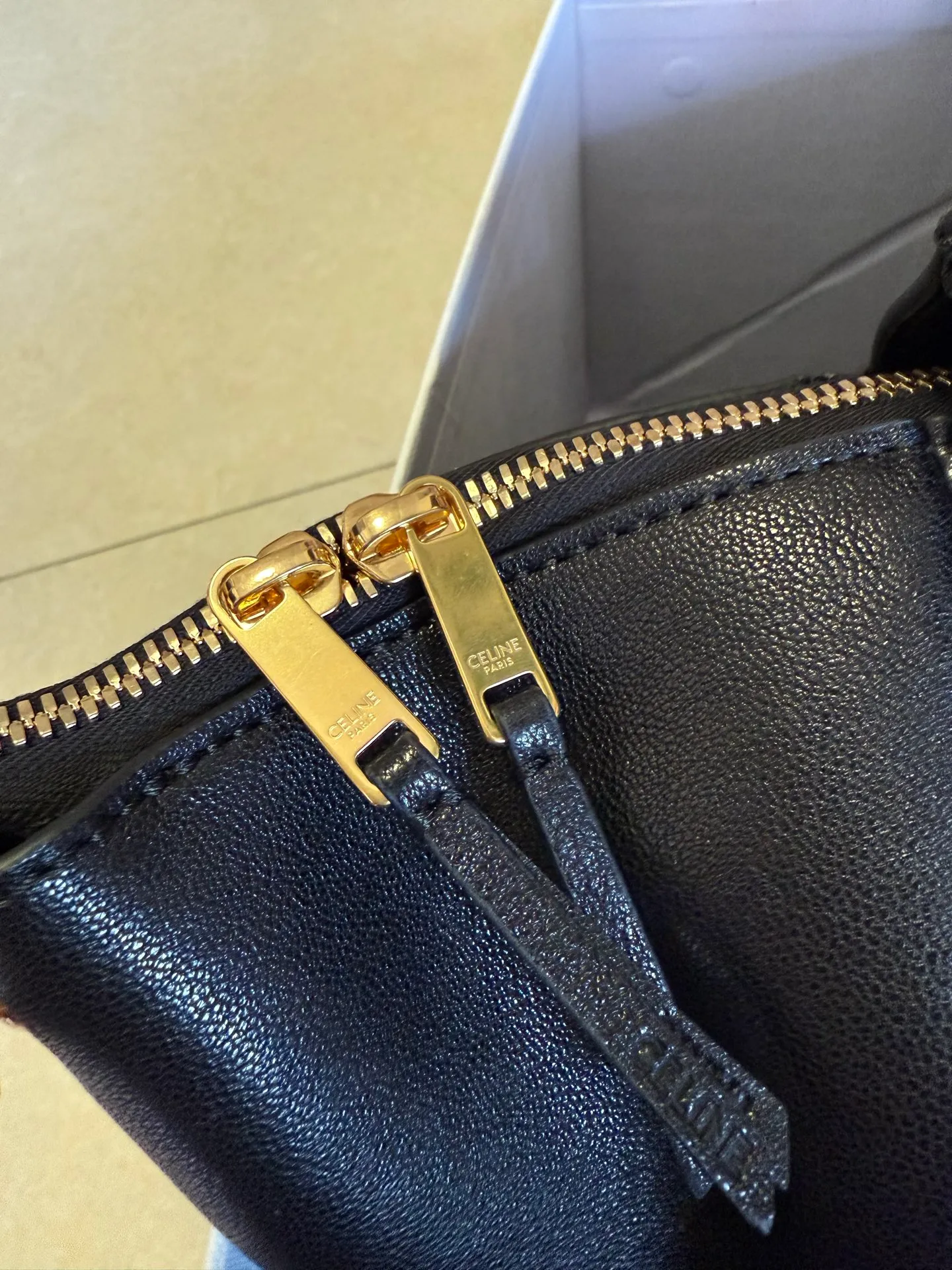 p2300 new products are online 🅰️🅰️ 26 spring series new smiley bag 👛 😐change🙂, CE smiley bag is back with a new look! CE PRINTEMPS 2026 Spring Series! NEW LUGGAGE The new version of the smiley bag, the classic in memory, is now available again! 👜Lightweight material and modern lines are still the most recognizable It Bag! Showing a simple and neat modern temperament. The new creative director Michael Rider made a surprise return of the "Smiley Face Bag" at his 2026 spring debut. The smooth, delicate and lustrous leather, backstitching technology and piping design create a soft and round horizontal outline. The side zipper design presents a unique smile arc, cleverly echoing the name of the "Smiley Face Bag". The classic design is reinterpreted through modern silhouettes, making the overall design more lightweight and versatile, presenting an elegant yet casual style! Style No.: 123693 Color: Black Size: Bottom 36x22x16cm Bag opening 56cm