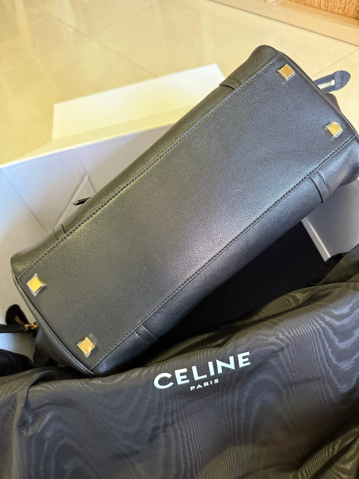 p2300 new products are online 🅰️🅰️ 26 spring series new smiley bag 👛 😐change🙂, CE smiley bag is back with a new look! CE PRINTEMPS 2026 Spring Series! NEW LUGGAGE The new version of the smiley bag, the classic in memory, is now available again! 👜Lightweight material and modern lines are still the most recognizable It Bag! Showing a simple and neat modern temperament. The new creative director Michael Rider made a surprise return of the "Smiley Face Bag" at his 2026 spring debut. The smooth, delicate and lustrous leather, backstitching technology and piping design create a soft and round horizontal outline. The side zipper design presents a unique smile arc, cleverly echoing the name of the "Smiley Face Bag". The classic design is reinterpreted through modern silhouettes, making the overall design more lightweight and versatile, presenting an elegant yet casual style! Style No.: 123693 Color: Black Size: Bottom 36x22x16cm Bag opening 56cm
