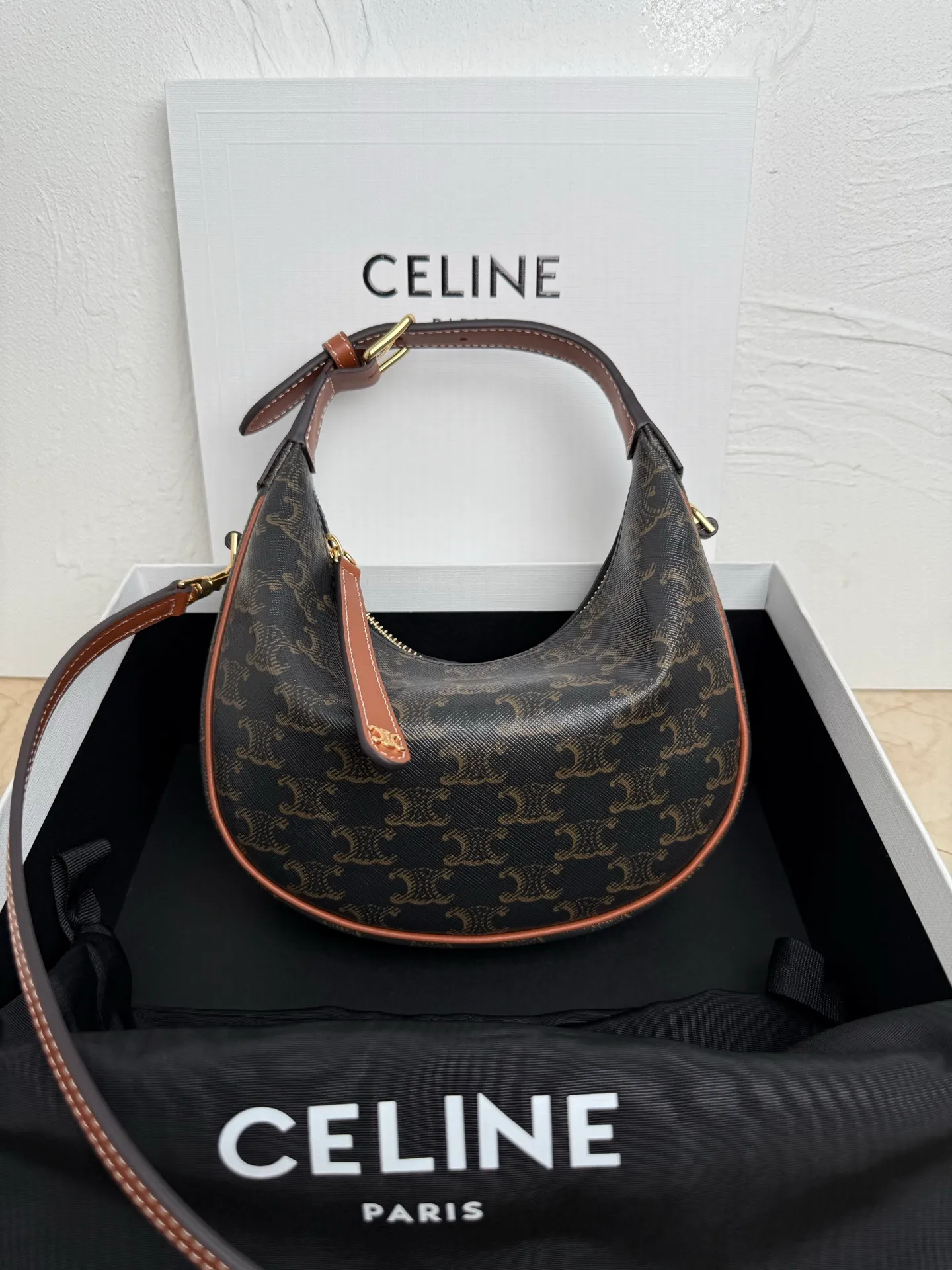 p1300 new product is online 🅰️🅰️ CE new LuLu bag This time CE's new LuLu bag is really stunning. I was struck by this crescent bag at first glance. It has a high-end feel. The bag is made of soft calfskin and feels like rua clouds. The hardware is all old and retro style. When paired with it, the temperament will take off immediately. The most amazing thing is this bag shape! It can be salty, sweet, commuting, dating, cross-body, or one-shoulder. They are all very beautiful, and the capacity is completely sufficient for daily use. Paired with a coat, it looks like a lady, and paired with a sweater, it is very casual and casual. It is really versatile! ♻️ Style number: 119599 Color: black Size: 22x15x5cm