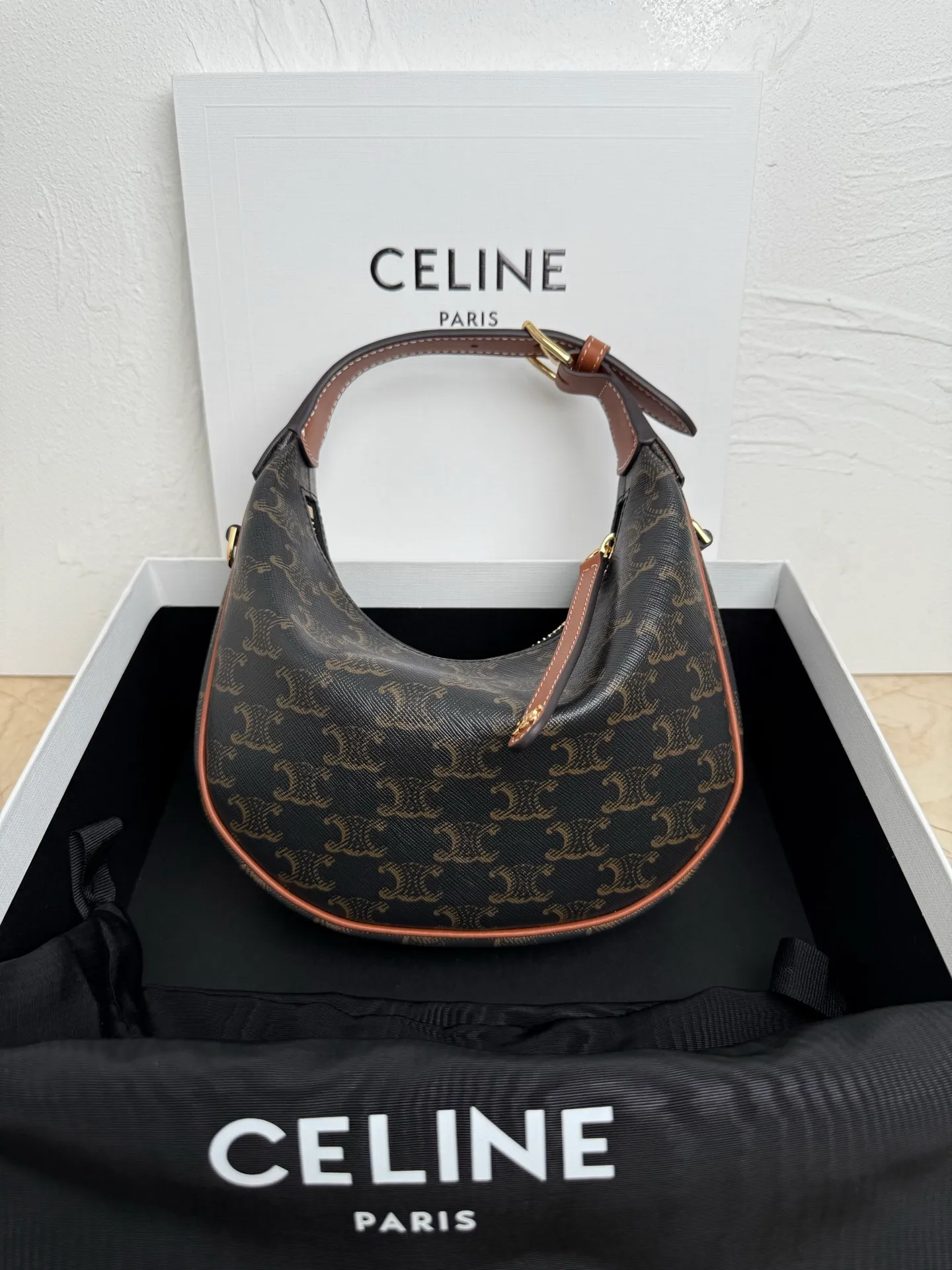 p1300 new product is online 🅰️🅰️ CE new LuLu bag This time CE's new LuLu bag is really stunning. I was struck by this crescent bag at first glance. It has a high-end feel. The bag is made of soft calfskin and feels like rua clouds. The hardware is all old and retro style. When paired with it, the temperament will take off immediately. The most amazing thing is this bag shape! It can be salty, sweet, commuting, dating, cross-body, or one-shoulder. They are all very beautiful, and the capacity is completely sufficient for daily use. Paired with a coat, it looks like a lady, and paired with a sweater, it is very casual and casual. It is really versatile! ♻️ Style number: 119599 Color: black Size: 22x15x5cm
