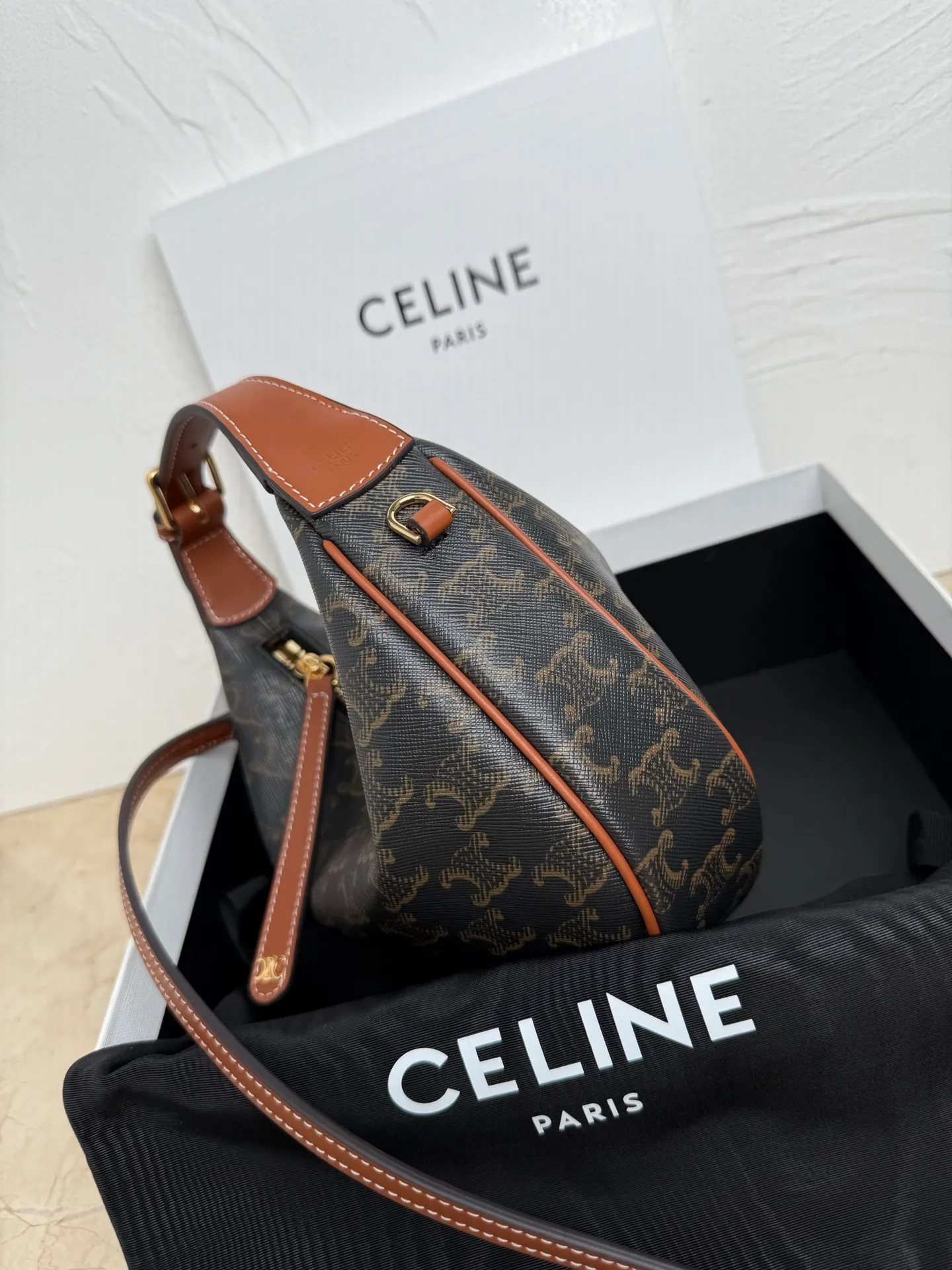 p1300 new product is online 🅰️🅰️ CE new LuLu bag This time CE's new LuLu bag is really stunning. I was struck by this crescent bag at first glance. It has a high-end feel. The bag is made of soft calfskin and feels like rua clouds. The hardware is all old and retro style. When paired with it, the temperament will take off immediately. The most amazing thing is this bag shape! It can be salty, sweet, commuting, dating, cross-body, or one-shoulder. They are all very beautiful, and the capacity is completely sufficient for daily use. Paired with a coat, it looks like a lady, and paired with a sweater, it is very casual and casual. It is really versatile! ♻️ Style number: 119599 Color: black Size: 22x15x5cm