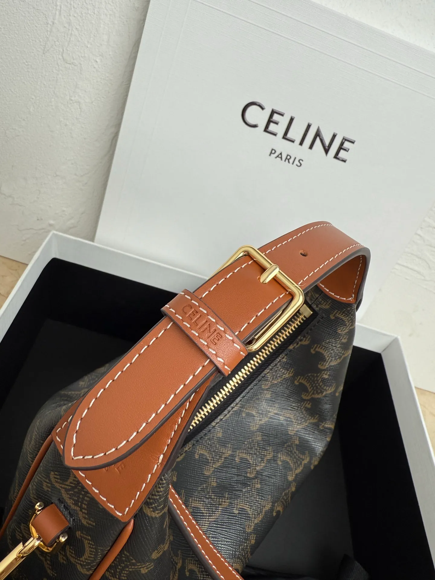 p1300 new product is online 🅰️🅰️ CE new LuLu bag This time CE's new LuLu bag is really stunning. I was struck by this crescent bag at first glance. It has a high-end feel. The bag is made of soft calfskin and feels like rua clouds. The hardware is all old and retro style. When paired with it, the temperament will take off immediately. The most amazing thing is this bag shape! It can be salty, sweet, commuting, dating, cross-body, or one-shoulder. They are all very beautiful, and the capacity is completely sufficient for daily use. Paired with a coat, it looks like a lady, and paired with a sweater, it is very casual and casual. It is really versatile! ♻️ Style number: 119599 Color: black Size: 22x15x5cm