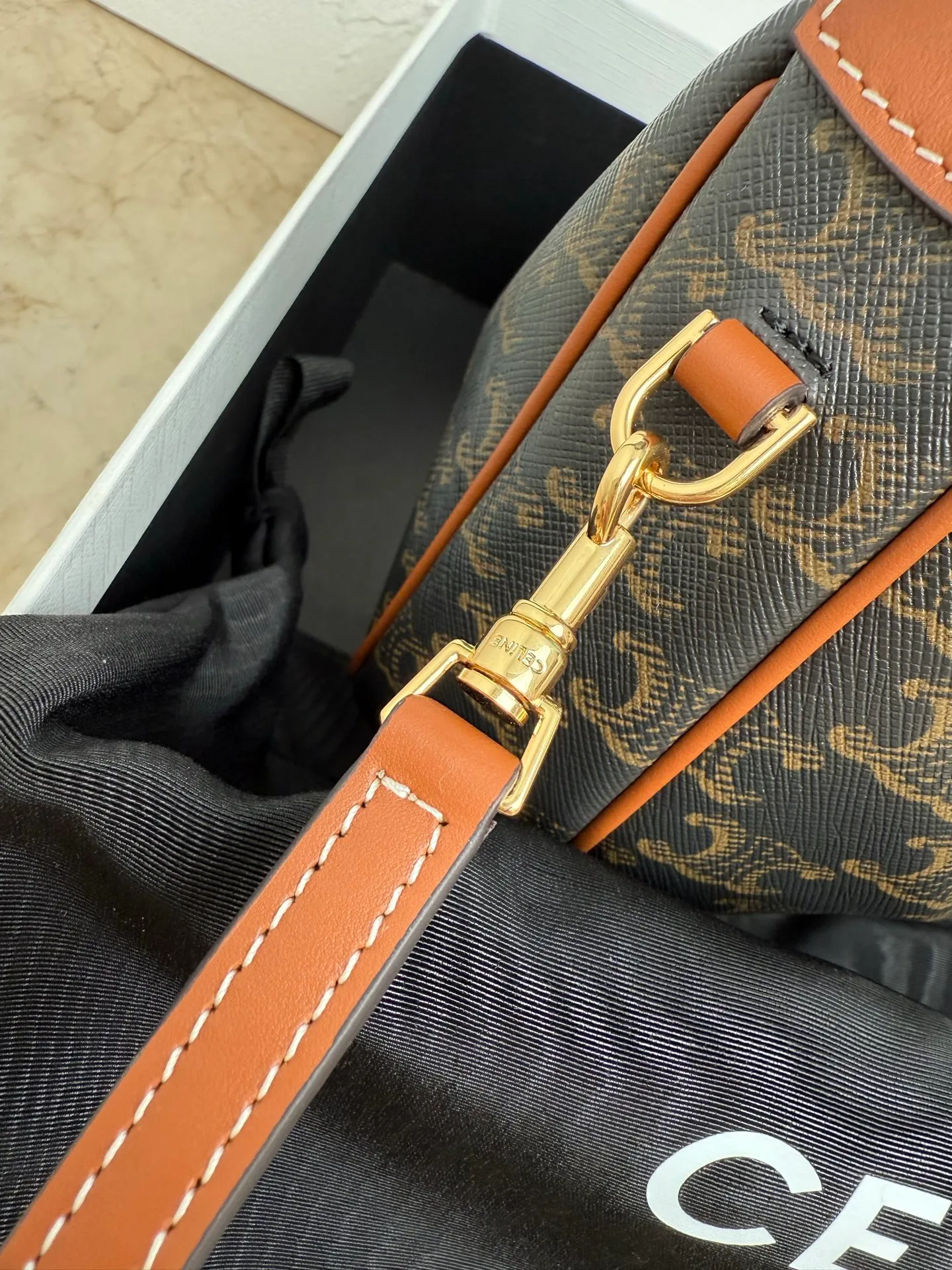 p1300 new product is online 🅰️🅰️ CE new LuLu bag This time CE's new LuLu bag is really stunning. I was struck by this crescent bag at first glance. It has a high-end feel. The bag is made of soft calfskin and feels like rua clouds. The hardware is all old and retro style. When paired with it, the temperament will take off immediately. The most amazing thing is this bag shape! It can be salty, sweet, commuting, dating, cross-body, or one-shoulder. They are all very beautiful, and the capacity is completely sufficient for daily use. Paired with a coat, it looks like a lady, and paired with a sweater, it is very casual and casual. It is really versatile! ♻️ Style number: 119599 Color: black Size: 22x15x5cm