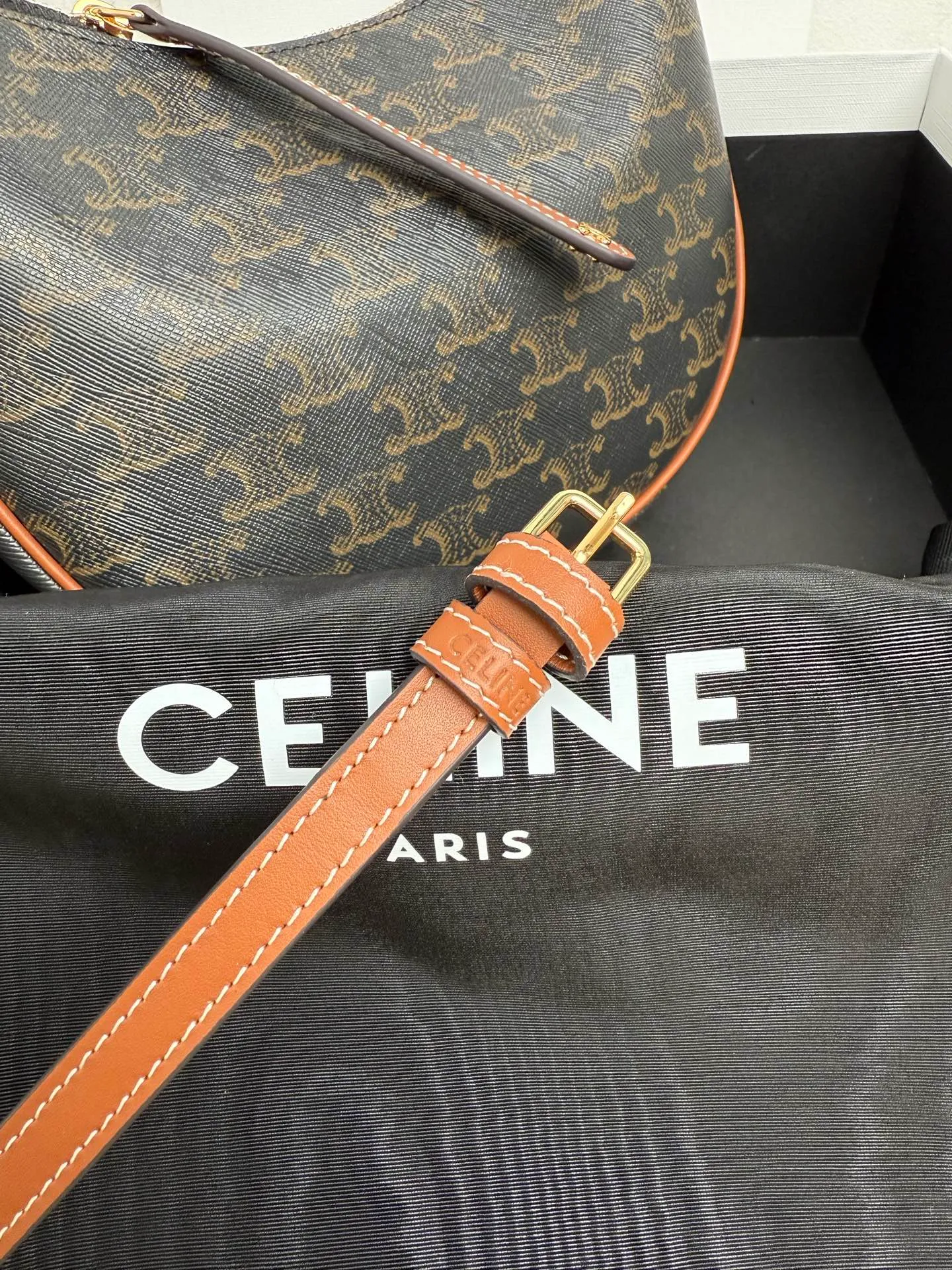 p1300 new product is online 🅰️🅰️ CE new LuLu bag This time CE's new LuLu bag is really stunning. I was struck by this crescent bag at first glance. It has a high-end feel. The bag is made of soft calfskin and feels like rua clouds. The hardware is all old and retro style. When paired with it, the temperament will take off immediately. The most amazing thing is this bag shape! It can be salty, sweet, commuting, dating, cross-body, or one-shoulder. They are all very beautiful, and the capacity is completely sufficient for daily use. Paired with a coat, it looks like a lady, and paired with a sweater, it is very casual and casual. It is really versatile! ♻️ Style number: 119599 Color: black Size: 22x15x5cm