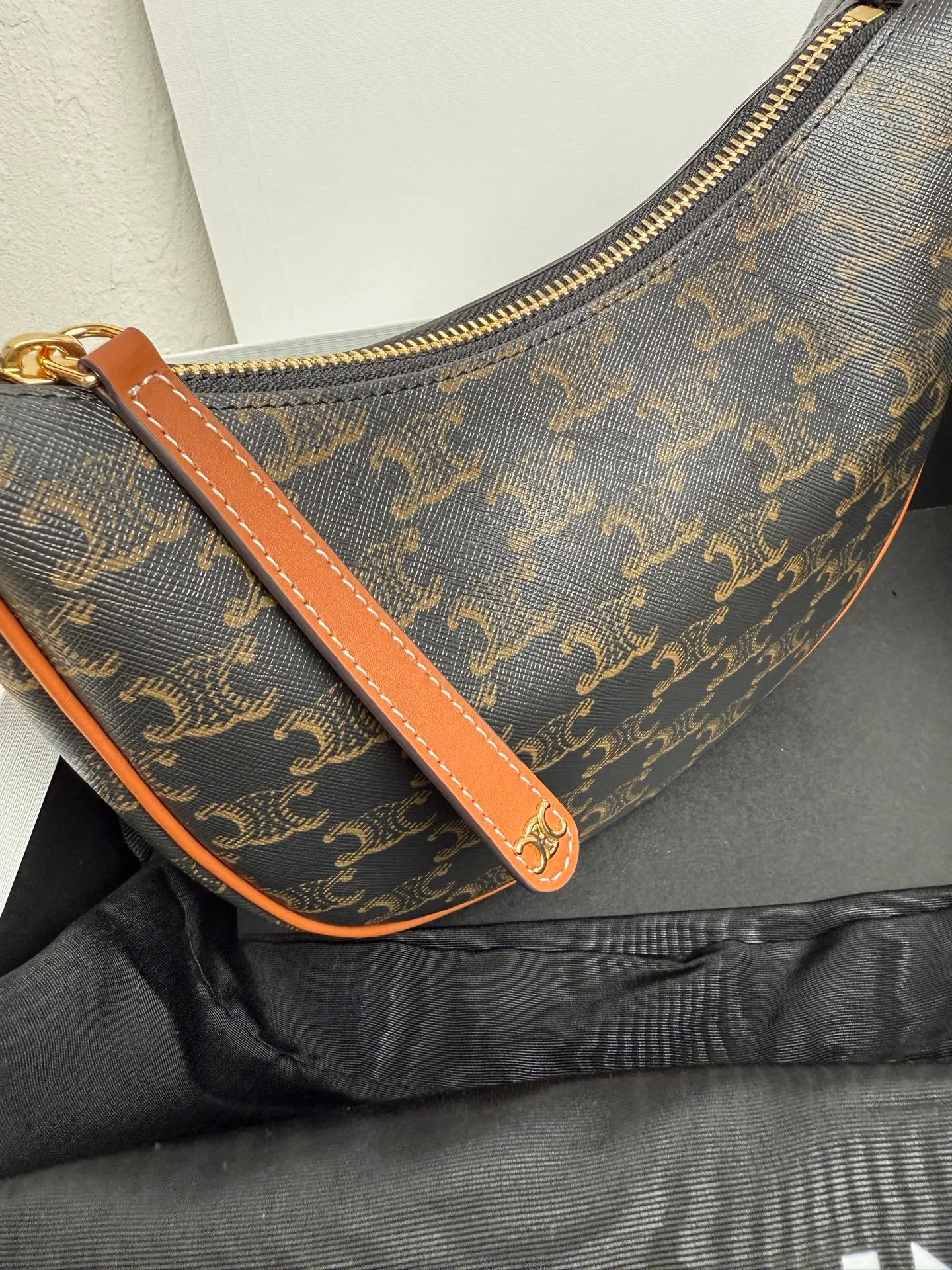 p1300 new product is online 🅰️🅰️ CE new LuLu bag This time CE's new LuLu bag is really stunning. I was struck by this crescent bag at first glance. It has a high-end feel. The bag is made of soft calfskin and feels like rua clouds. The hardware is all old and retro style. When paired with it, the temperament will take off immediately. The most amazing thing is this bag shape! It can be salty, sweet, commuting, dating, cross-body, or one-shoulder. They are all very beautiful, and the capacity is completely sufficient for daily use. Paired with a coat, it looks like a lady, and paired with a sweater, it is very casual and casual. It is really versatile! ♻️ Style number: 119599 Color: black Size: 22x15x5cm