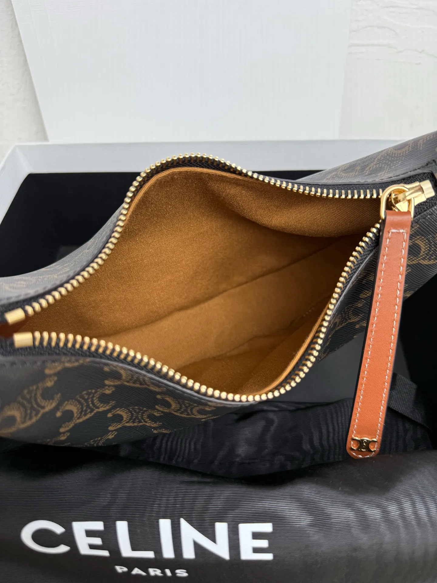 p1300 new product is online 🅰️🅰️ CE new LuLu bag This time CE's new LuLu bag is really stunning. I was struck by this crescent bag at first glance. It has a high-end feel. The bag is made of soft calfskin and feels like rua clouds. The hardware is all old and retro style. When paired with it, the temperament will take off immediately. The most amazing thing is this bag shape! It can be salty, sweet, commuting, dating, cross-body, or one-shoulder. They are all very beautiful, and the capacity is completely sufficient for daily use. Paired with a coat, it looks like a lady, and paired with a sweater, it is very casual and casual. It is really versatile! ♻️ Style number: 119599 Color: black Size: 22x15x5cm