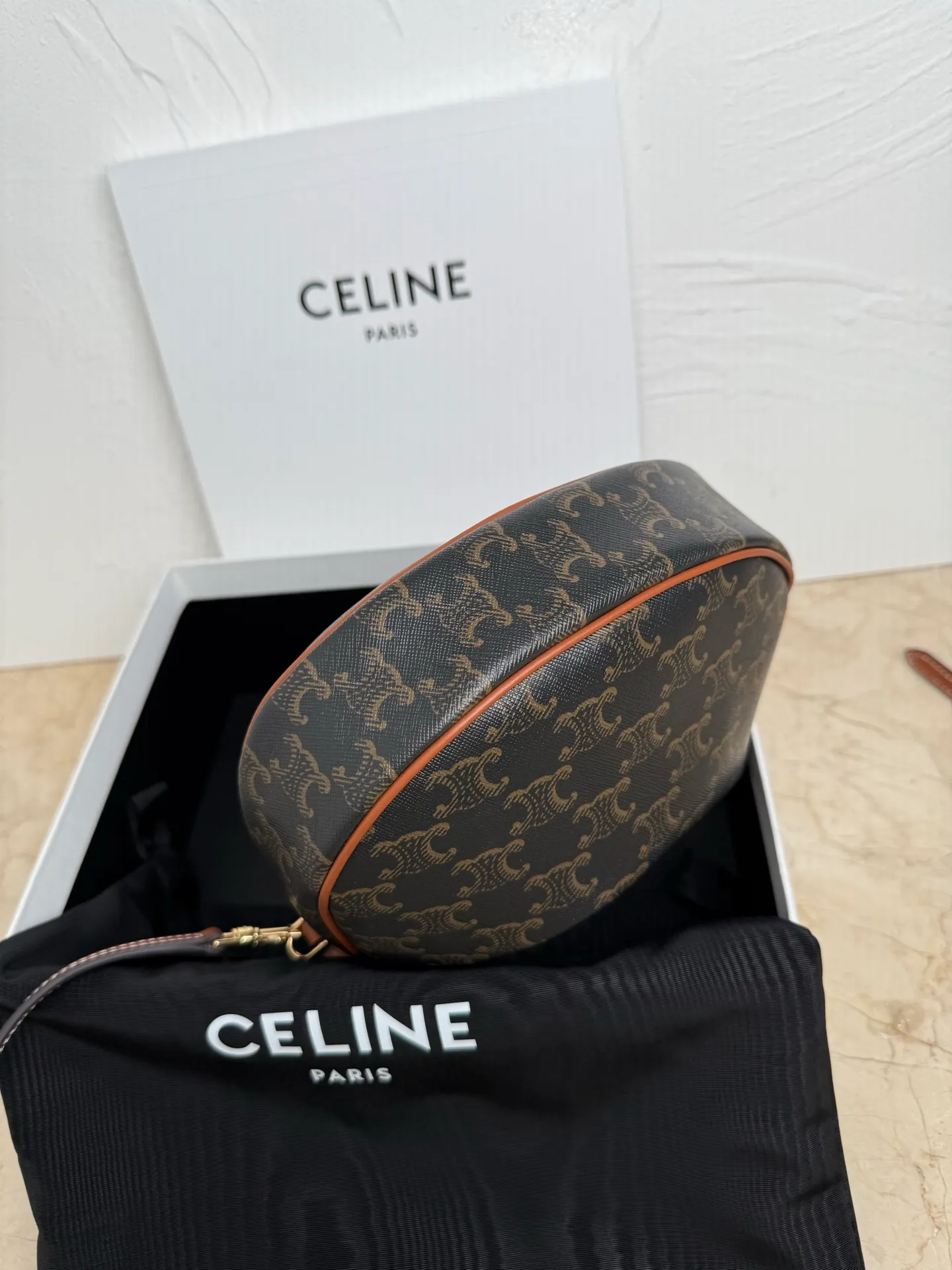 p1300 new product is online 🅰️🅰️ CE new LuLu bag This time CE's new LuLu bag is really stunning. I was struck by this crescent bag at first glance. It has a high-end feel. The bag is made of soft calfskin and feels like rua clouds. The hardware is all old and retro style. When paired with it, the temperament will take off immediately. The most amazing thing is this bag shape! It can be salty, sweet, commuting, dating, cross-body, or one-shoulder. They are all very beautiful, and the capacity is completely sufficient for daily use. Paired with a coat, it looks like a lady, and paired with a sweater, it is very casual and casual. It is really versatile! ♻️ Style number: 119599 Color: black Size: 22x15x5cm