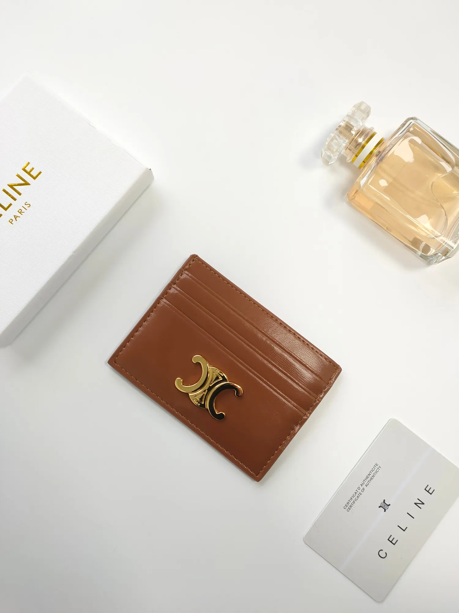💰100💰CELINE's new embossed logo card holder, made of first-layer cowhide, two card slots + one middle pocket. Style number: 10L833 Size: 10.5×7cm