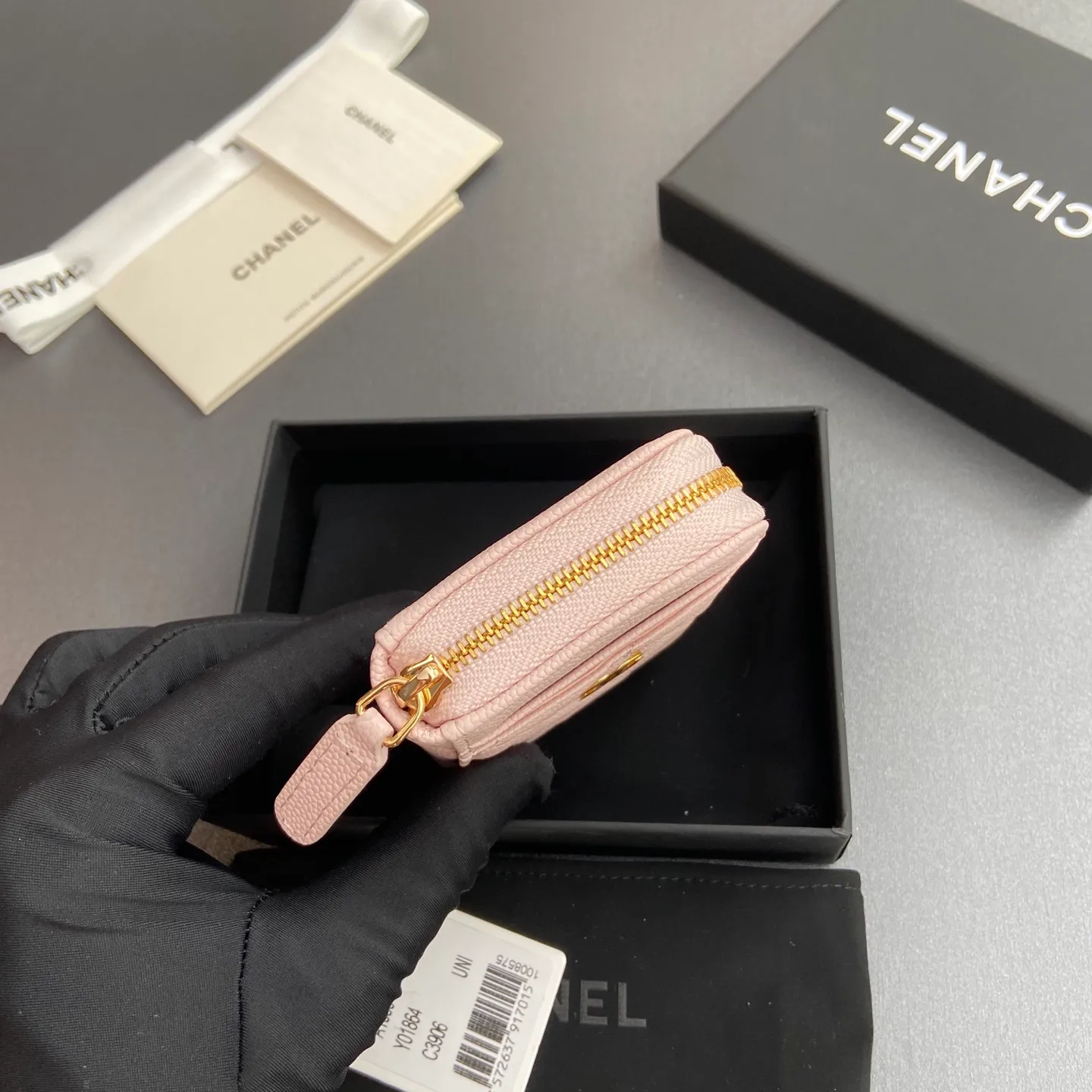 [Special grade hardware original leather] ¥280 Xiaoxiang small zipper bag card holder series with iconic metal logo, gold tone metal hardware, special Italian imported leather 2 card slots wallet bag, 4 card slots No.: 1650 Light pink fine ball pattern light gold steel mark Size: w11×h7.5×2cm
