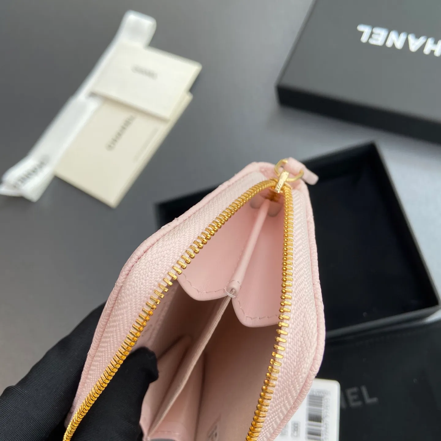 [Special grade hardware original leather] ¥280 Xiaoxiang small zipper bag card holder series with iconic metal logo, gold tone metal hardware, special Italian imported leather 2 card slots wallet bag, 4 card slots No.: 1650 Light pink fine ball pattern light gold steel mark Size: w11×h7.5×2cm