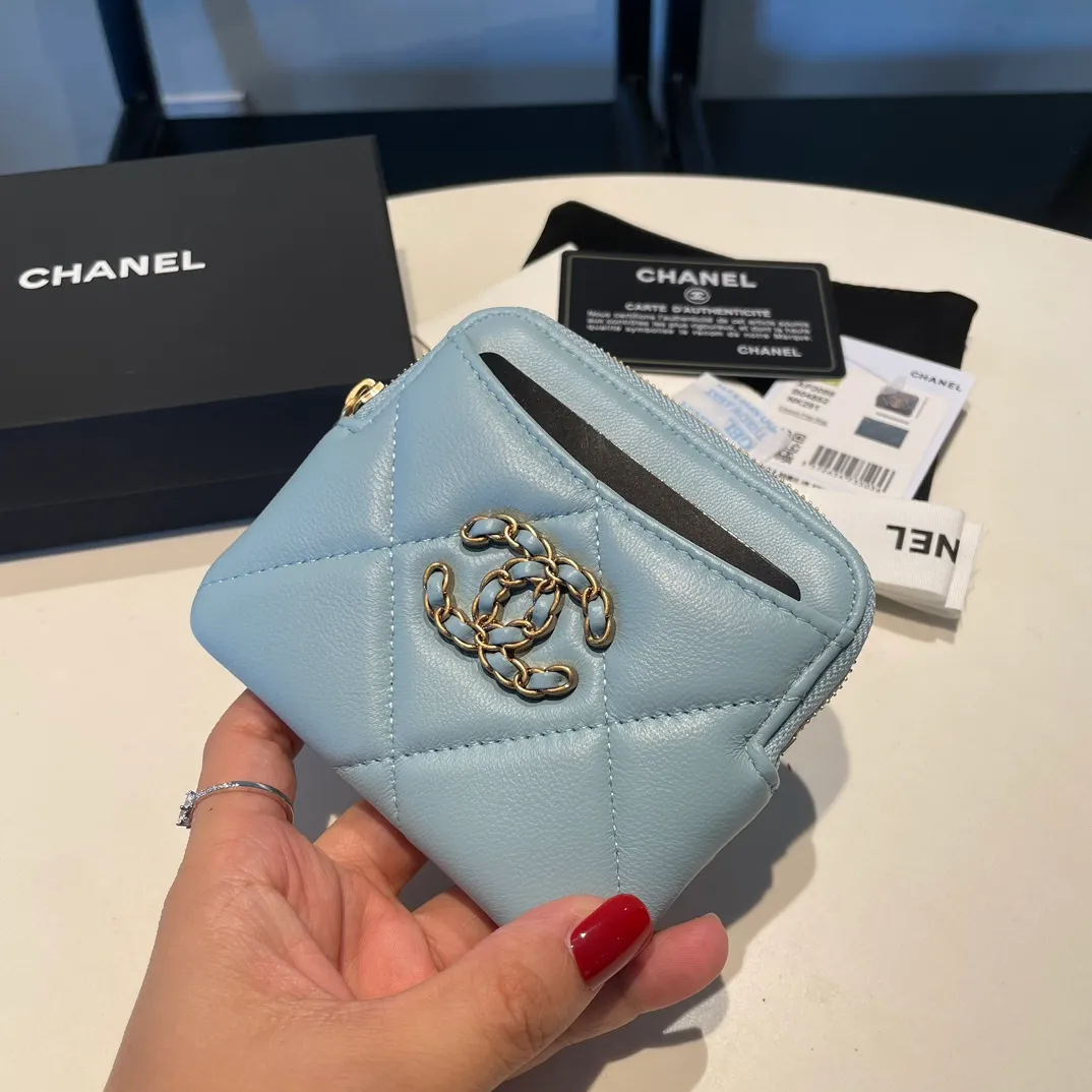 💰440😊Upgraded version💋🆕Ohanel new color🆕The latest zipper card holder coin purse with multiple card slots. The texture of goatskin is unparalleled. 😼The 19 series that is mainly recommended this season is a big rhombus with a strong retro style. Is there anyone who wants to buy every color?🧸 The logo is eye-catching and unique, the goatskin has a faint luster, and the temperament instantly ups and downs❣The fashionable style and style are also co-created by Karl and Viard. The first series launched by the new artistic director will be a key recommendation of the brand from this year to next year, conveying the essence of the brand, with a full set of packaging 2086🍃size: 12*9.5cm