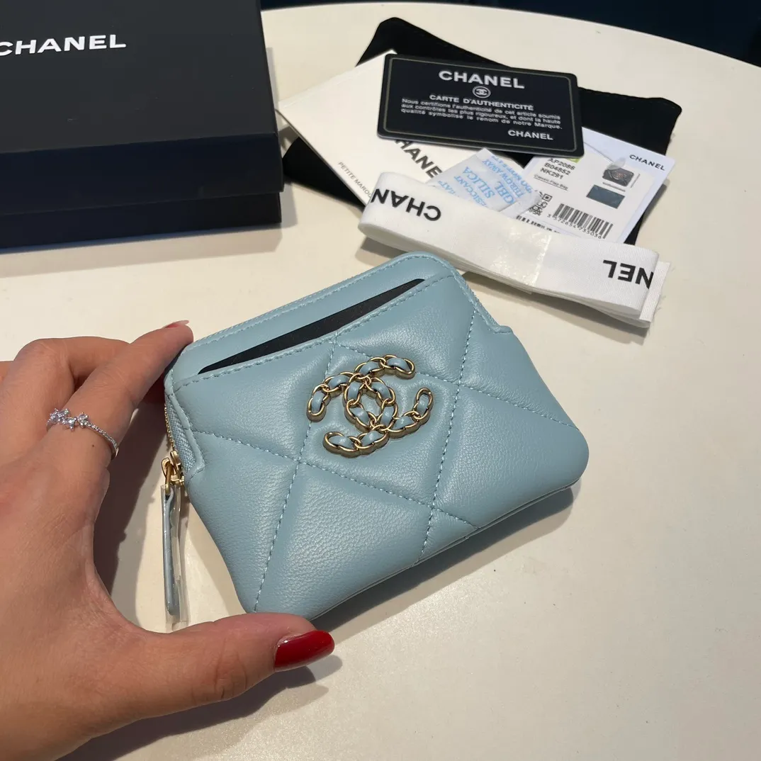 💰440😊Upgraded version💋🆕Ohanel new color🆕The latest zipper card holder coin purse with multiple card slots. The texture of goatskin is unparalleled. 😼The 19 series that is mainly recommended this season is a big rhombus with a strong retro style. Is there anyone who wants to buy every color?🧸 The logo is eye-catching and unique, the goatskin has a faint luster, and the temperament instantly ups and downs❣The fashionable style and style are also co-created by Karl and Viard. The first series launched by the new artistic director will be a key recommendation of the brand from this year to next year, conveying the essence of the brand, with a full set of packaging 2086🍃size: 12*9.5cm