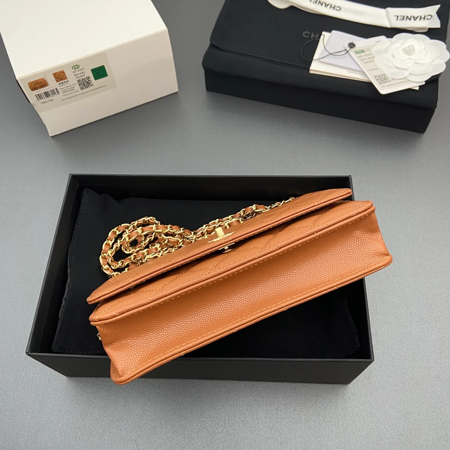 Xiaoxiang imported Italian caviar calfskin [upgraded version] Item number: A4241 Price: 700 Size: w20×h13×d3.5cm Color: Caramel color fine ball pattern golden steel mark