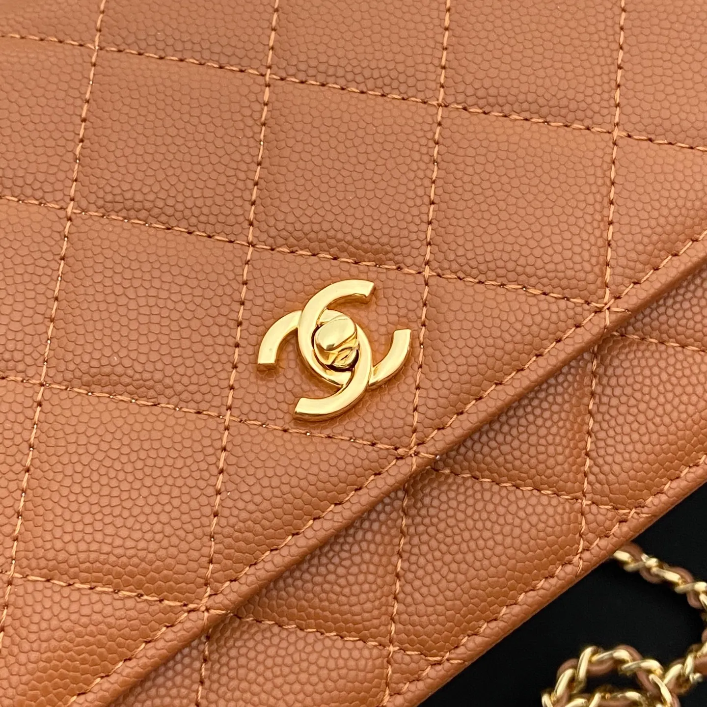 Xiaoxiang imported Italian caviar calfskin [upgraded version] Item number: A4241 Price: 700 Size: w20×h13×d3.5cm Color: Caramel color fine ball pattern golden steel mark