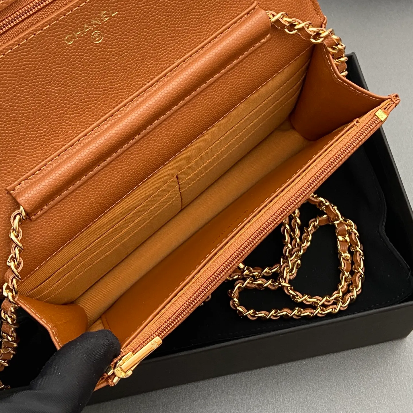 Xiaoxiang imported Italian caviar calfskin [upgraded version] Item number: A4241 Price: 700 Size: w20×h13×d3.5cm Color: Caramel color fine ball pattern golden steel mark
