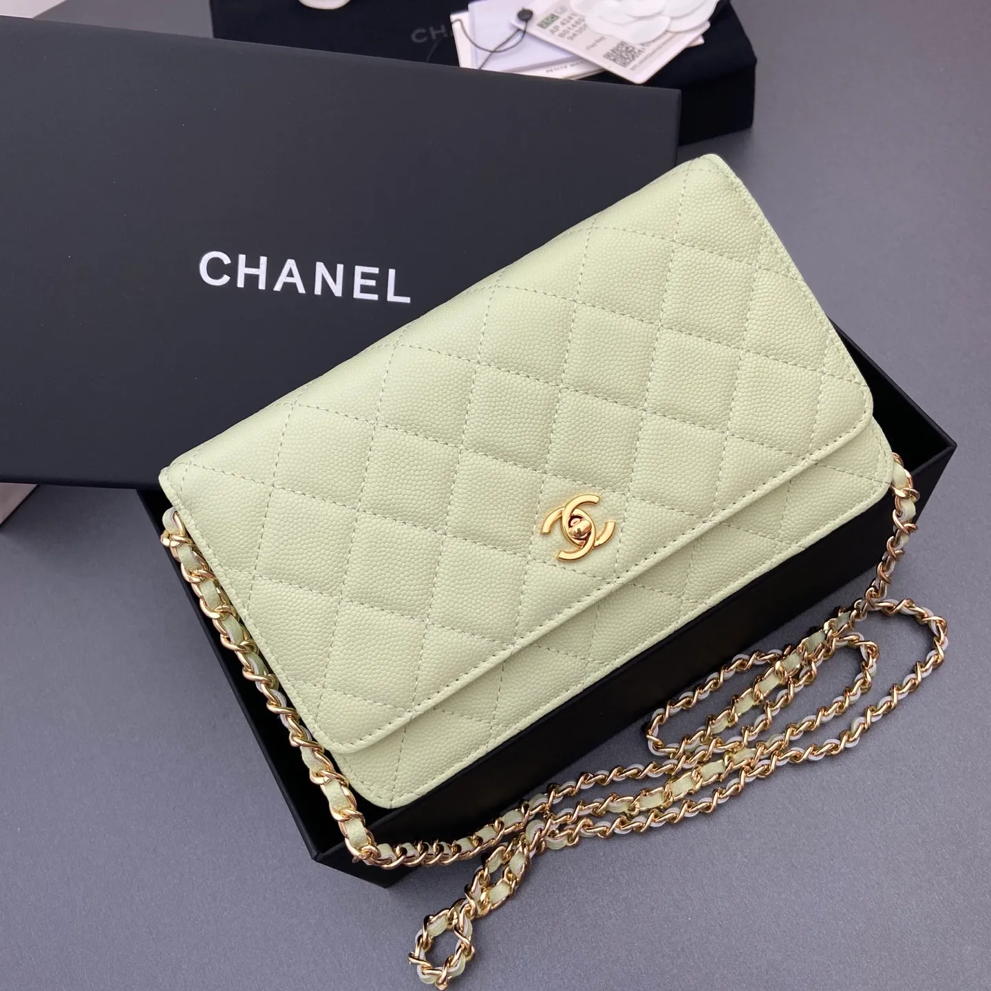 Xiaoxiang imported Italian caviar calfskin [upgraded version] Item number: A4241 Price: 700 Size: w20×h13×d3.5cm Color: Fine ball pattern golden steel mark