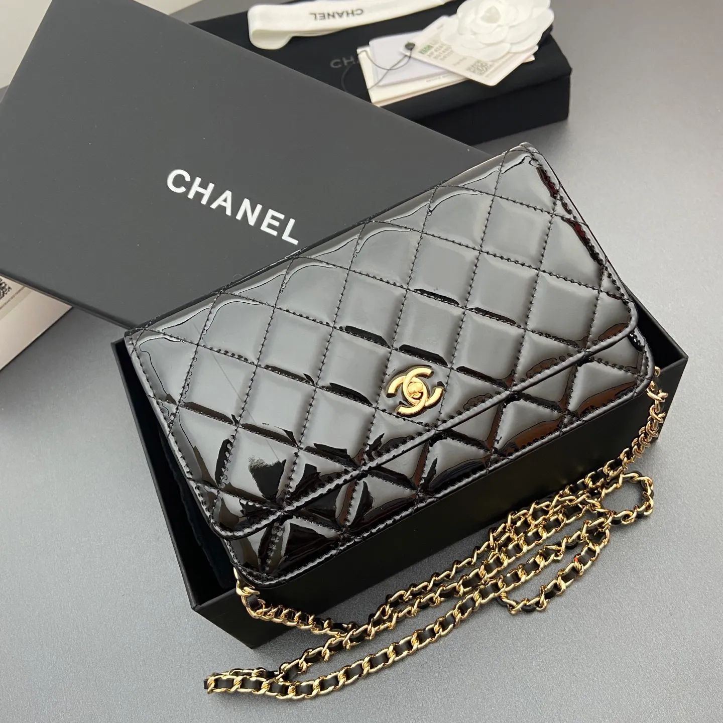 Xiaoxiang imported Italian caviar calfskin [upgraded version] Item number: A4241 Price: 700 Size: w20×h13×d3.5cm Color: Fine ball pattern golden steel mark