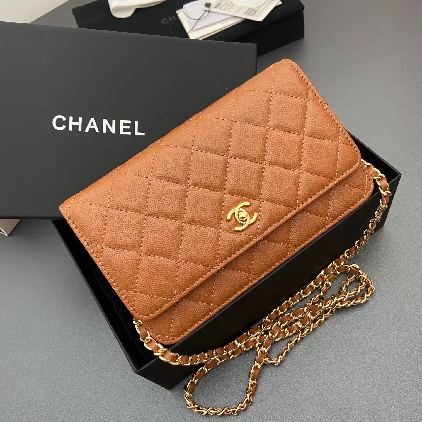 Xiaoxiang imported Italian caviar calfskin [upgraded version] Item number: A4241 Price: 700 Size: w20×h13×d3.5cm Color: Fine ball pattern golden steel mark