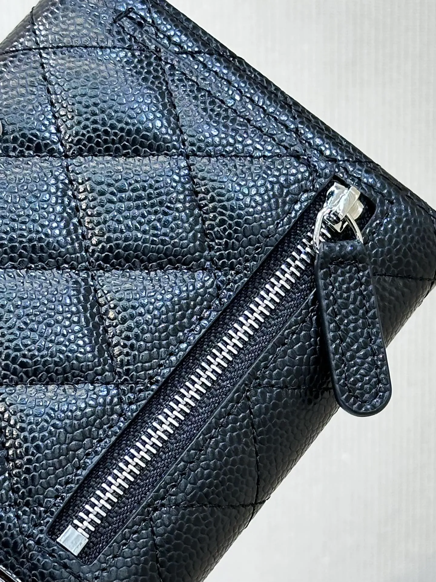 82288 Caviar cowhide is enlarged for you to see... The graininess is full and clear enough. The texture of each bag is different, and the same is true for the counters! ! The grainy texture is all the same size but not the right version. Every rhombus is bulging, and the seams are very neat! ! The color is greasy and has a luxurious texture...