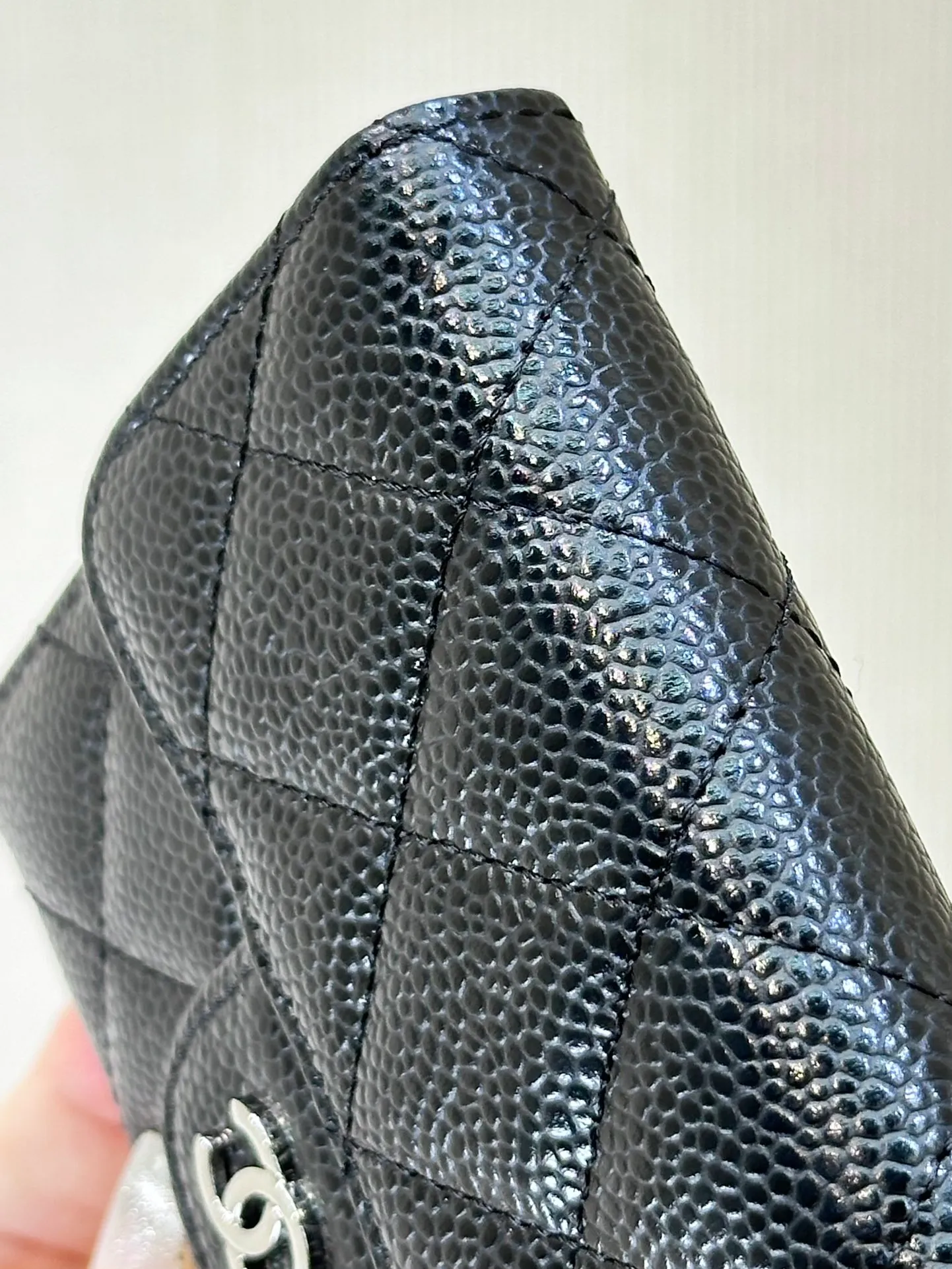 82288 Caviar cowhide is enlarged for you to see... The graininess is full and clear enough. The texture of each bag is different, and the same is true for the counters! ! The grainy texture is all the same size but not the right version. Every rhombus is bulging, and the seams are very neat! ! The color is greasy and has a luxurious texture...