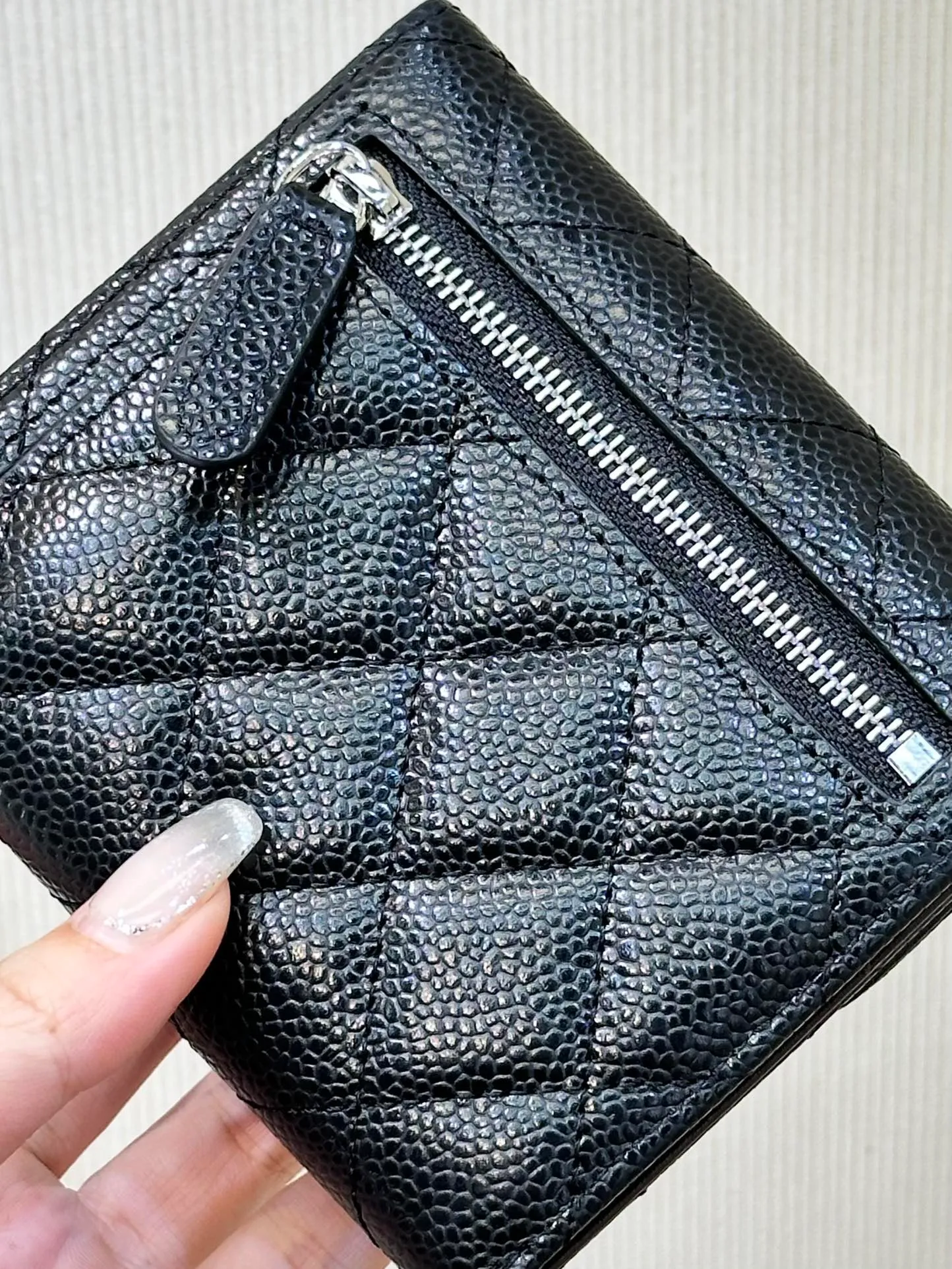 82288 Caviar cowhide is enlarged for you to see... The graininess is full and clear enough. The texture of each bag is different, and the same is true for the counters! ! The grainy texture is all the same size but not the right version. Every rhombus is bulging, and the seams are very neat! ! The color is greasy and has a luxurious texture...