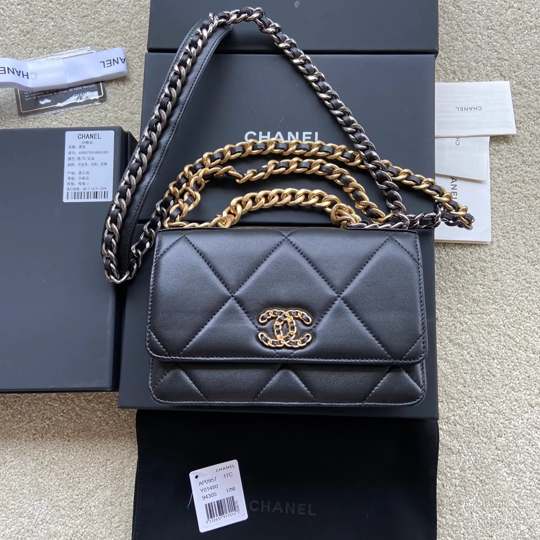 Xiaoxiang imported Italian leather Item number: 0957 Price: 900 Size: w19.5×h13.5×d3.5cm Color: black sheepskin gold hardware
