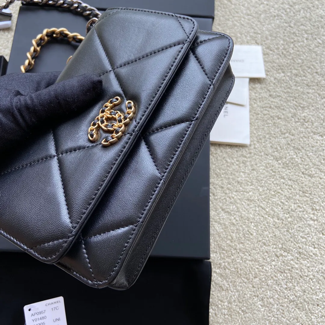 Xiaoxiang imported Italian leather Item number: 0957 Price: 900 Size: w19.5×h13.5×d3.5cm Color: black sheepskin gold hardware