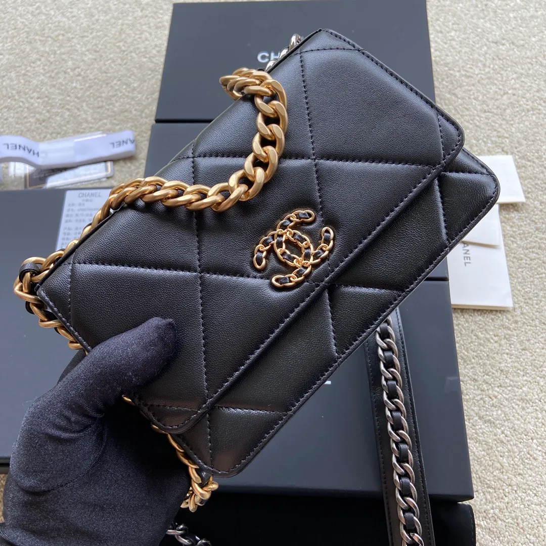 Xiaoxiang imported Italian leather Item number: 0957 Price: 900 Size: w19.5×h13.5×d3.5cm Color: black sheepskin gold hardware